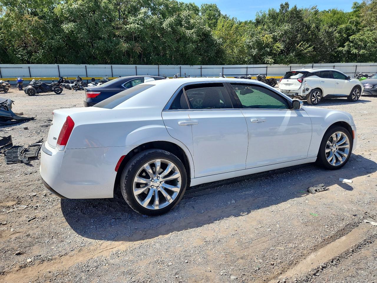 2019 Chrysler 300 Touring White vin: 2C3CCAAGXKH610416