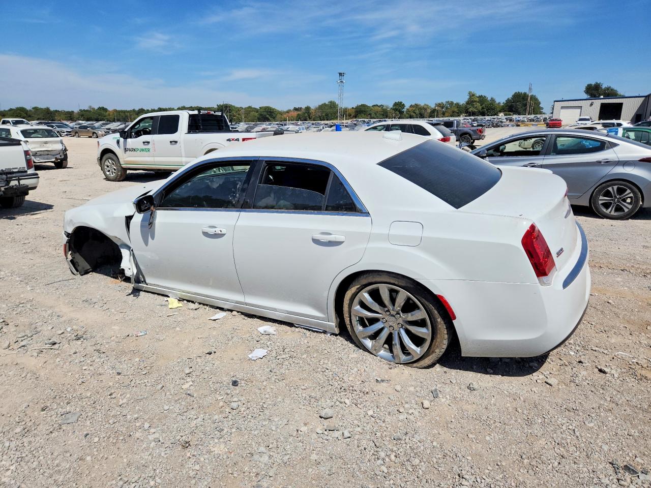 2019 Chrysler 300 Touring White vin: 2C3CCAAGXKH610416