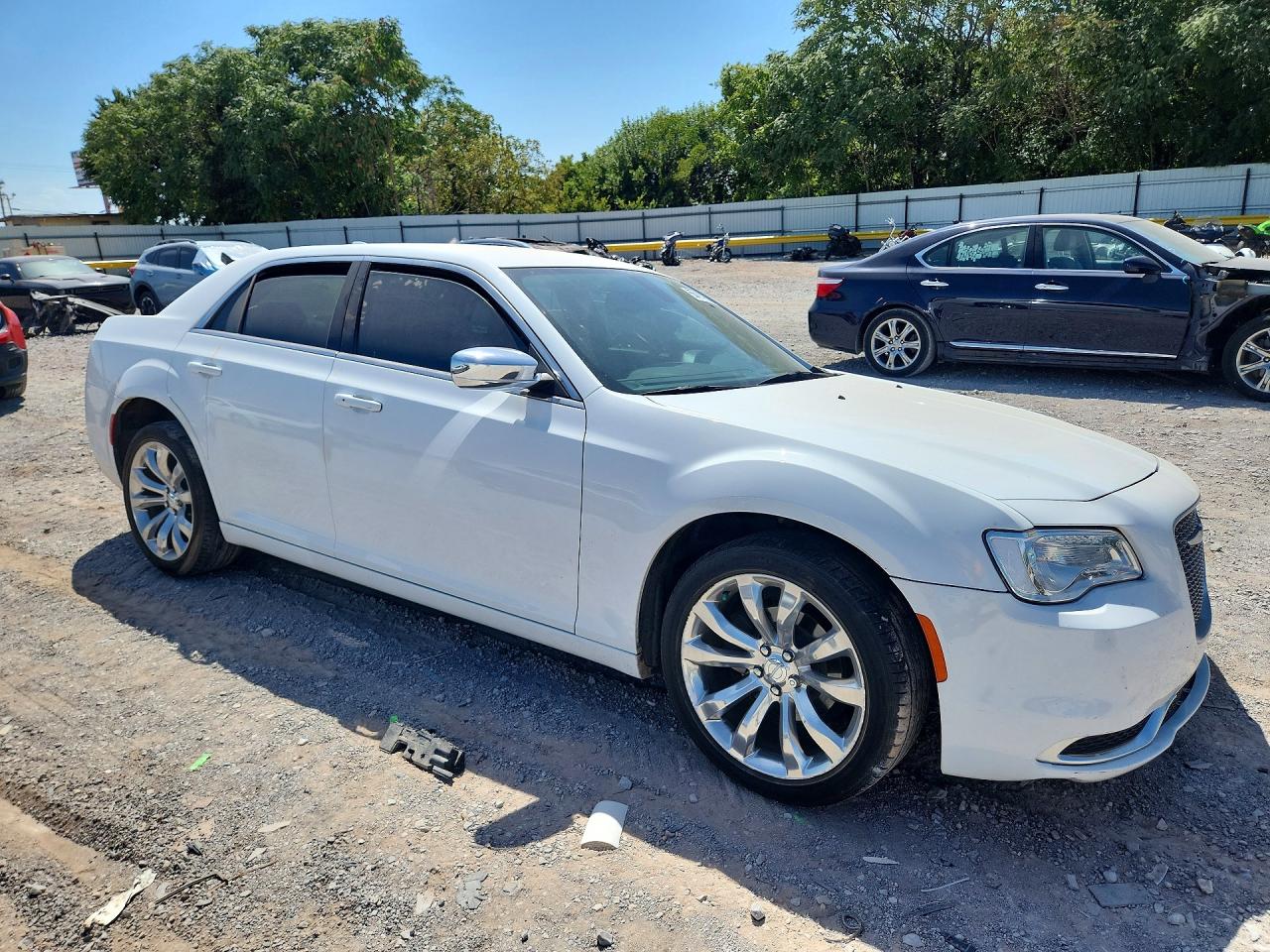 2019 Chrysler 300 Touring White vin: 2C3CCAAGXKH610416