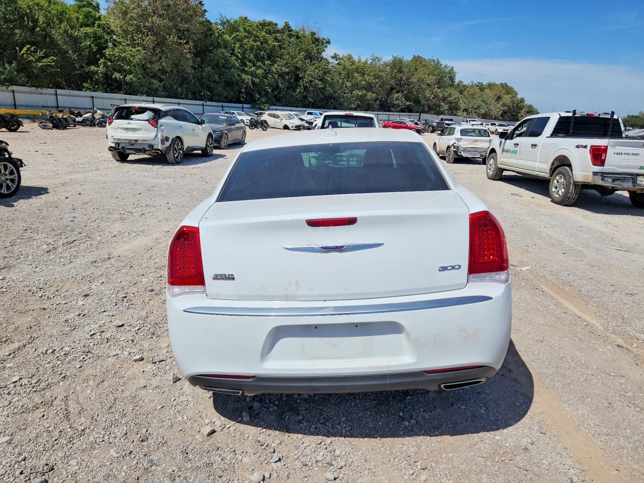 2019 Chrysler 300 Touring White vin: 2C3CCAAGXKH610416