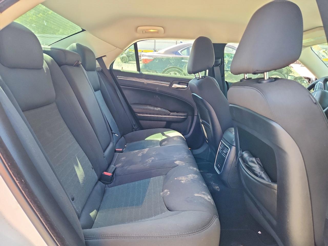2019 Chrysler 300 Touring White vin: 2C3CCAAGXKH610416