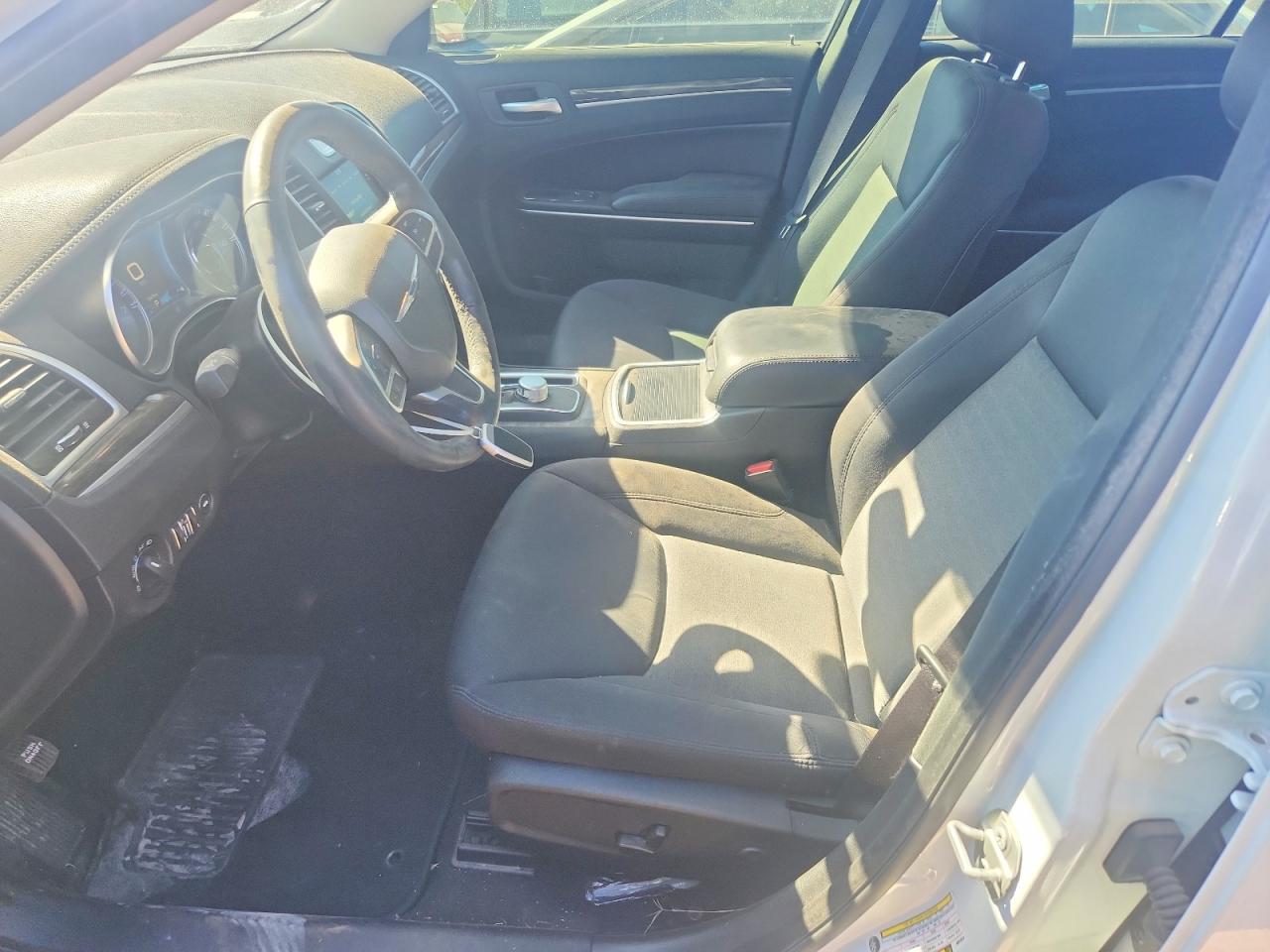 2019 Chrysler 300 Touring White vin: 2C3CCAAGXKH610416