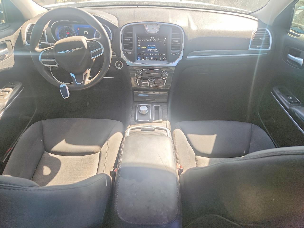 2019 Chrysler 300 Touring White vin: 2C3CCAAGXKH610416