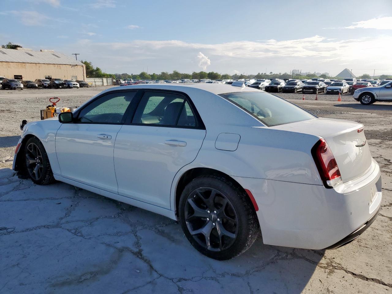 2022 Chrysler 300 S White vin: 2C3CCABG5NH225820