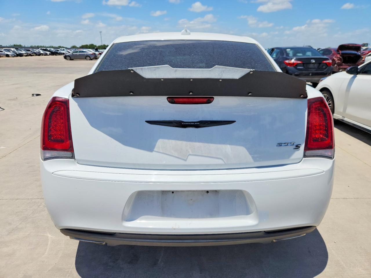 2019 Chrysler 300 S White vin: 2C3CCABG6KH708082
