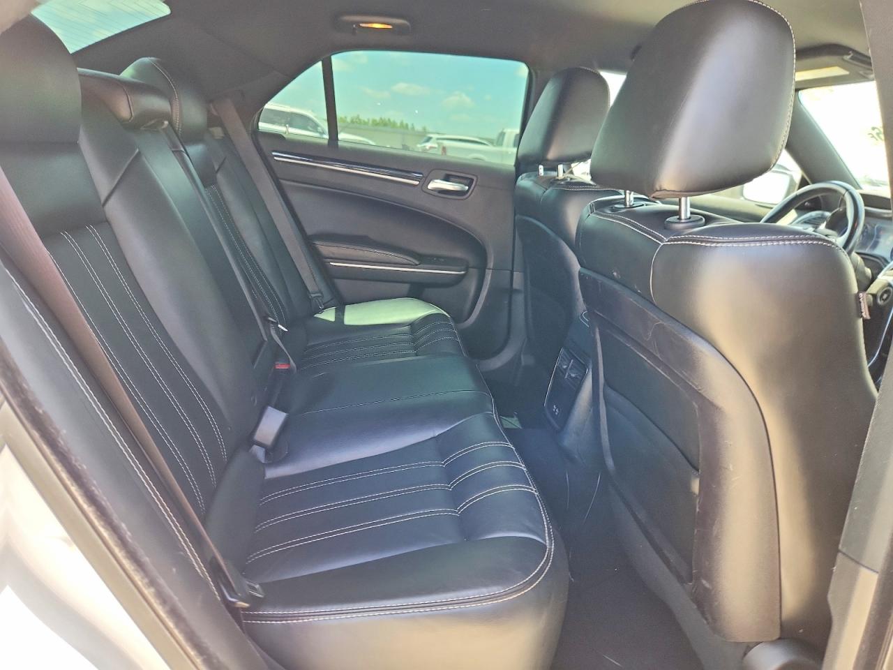 2019 Chrysler 300 S White vin: 2C3CCABG6KH708082