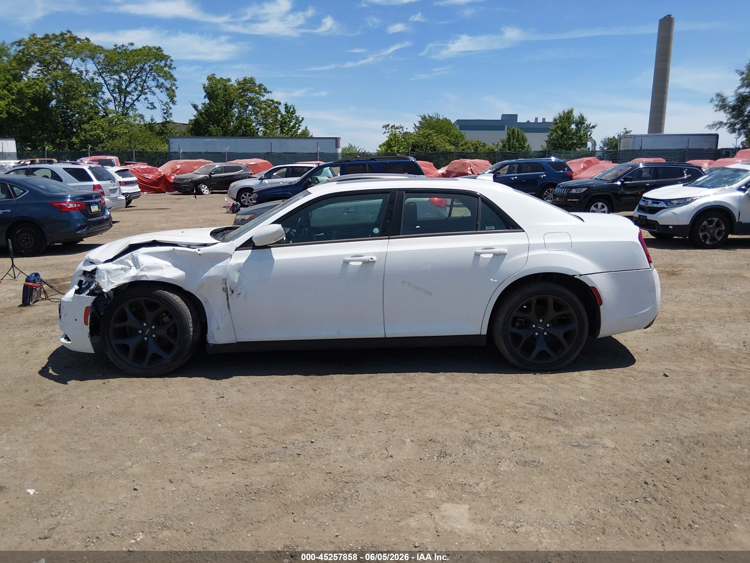 2022 Chrysler 300 S White vin: 2C3CCABG8NH127204
