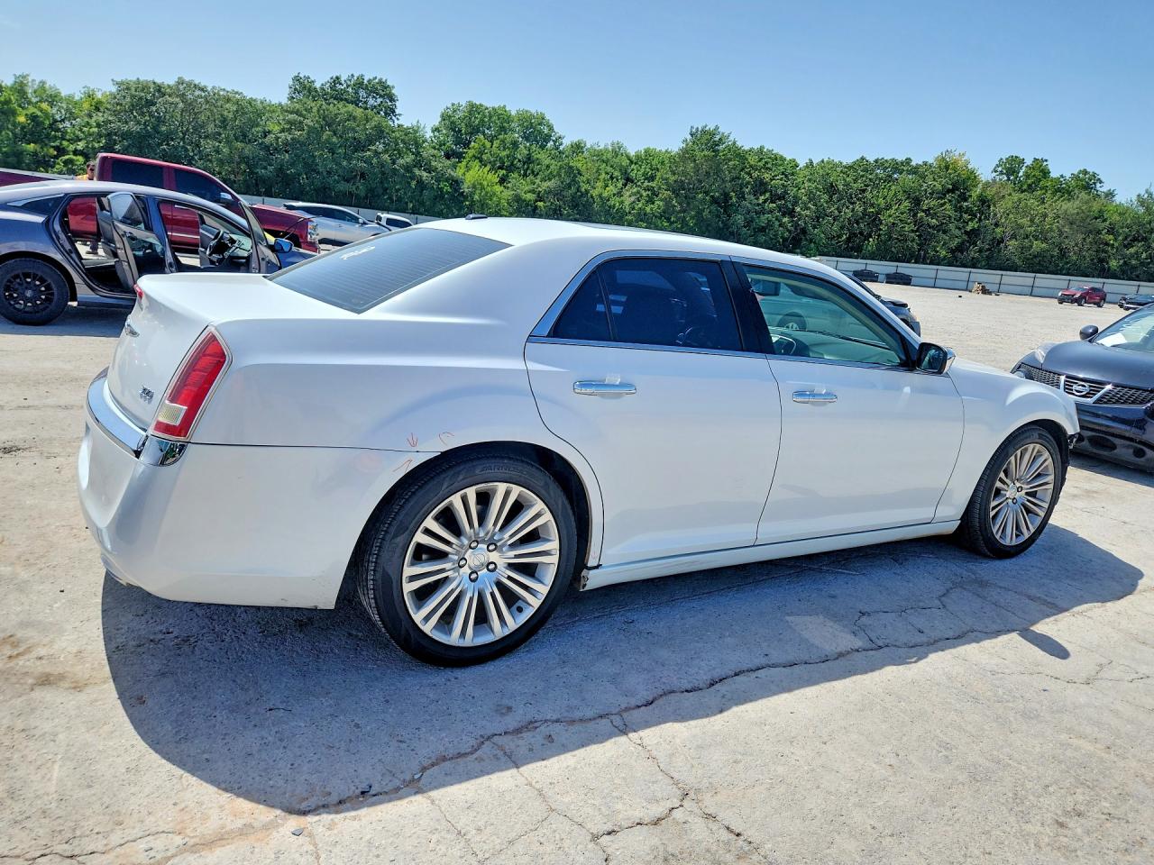 2012 Chrysler 300 Limited White vin: 2C3CCACGXCH195354