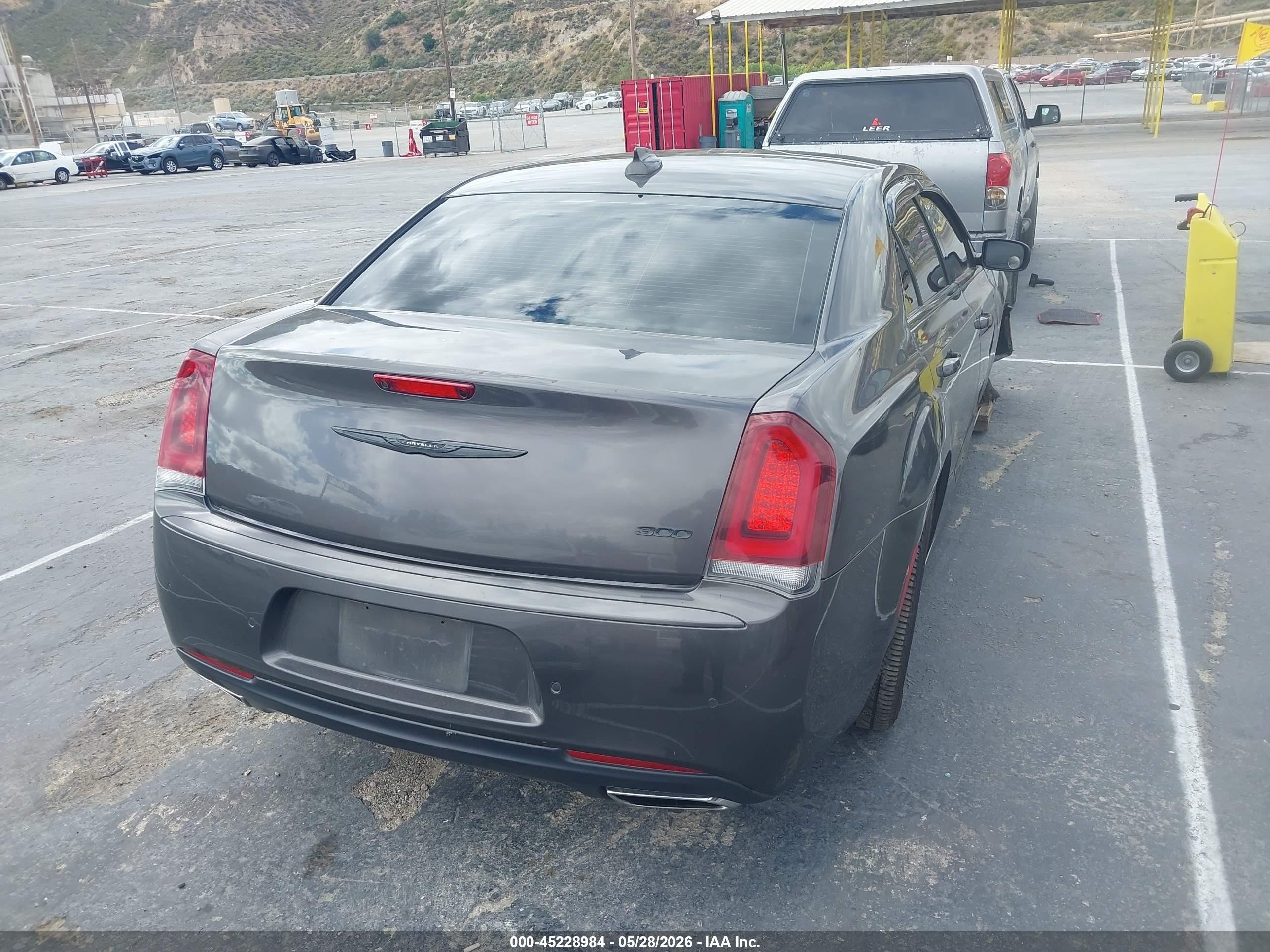 2022 Chrysler 300 Touring L Gray vin: 2C3CCADG9NH190826