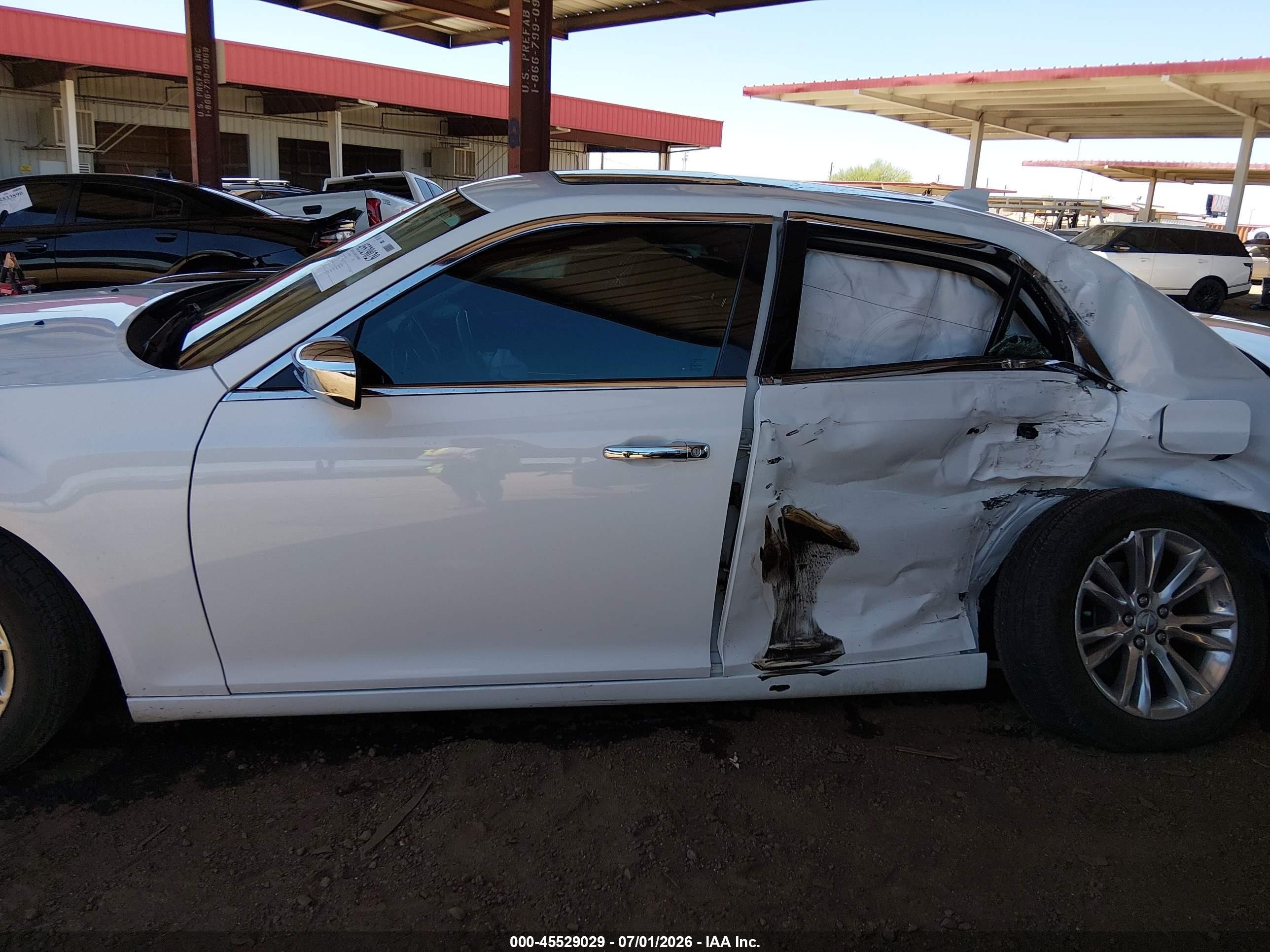 2015 Chrysler 300c   White vin: 2C3CCAEG6FH749328