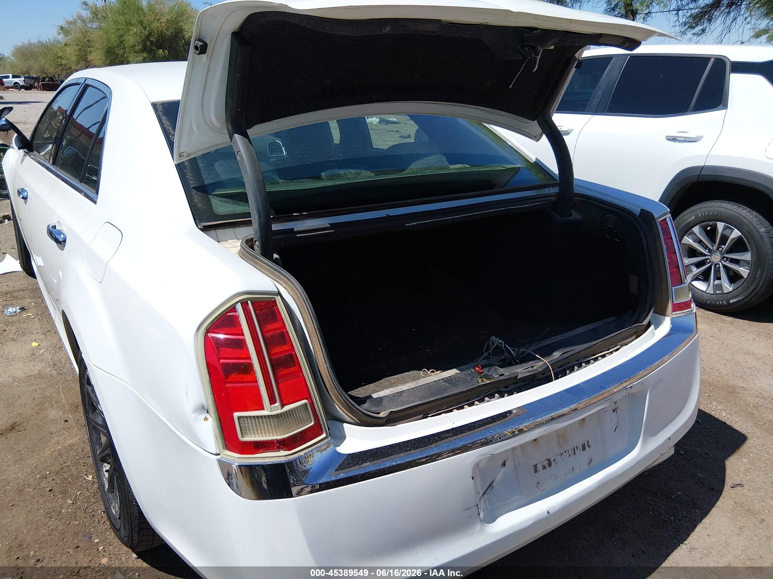 2013 Chrysler 300c   White vin: 2C3CCAEG8DH621587