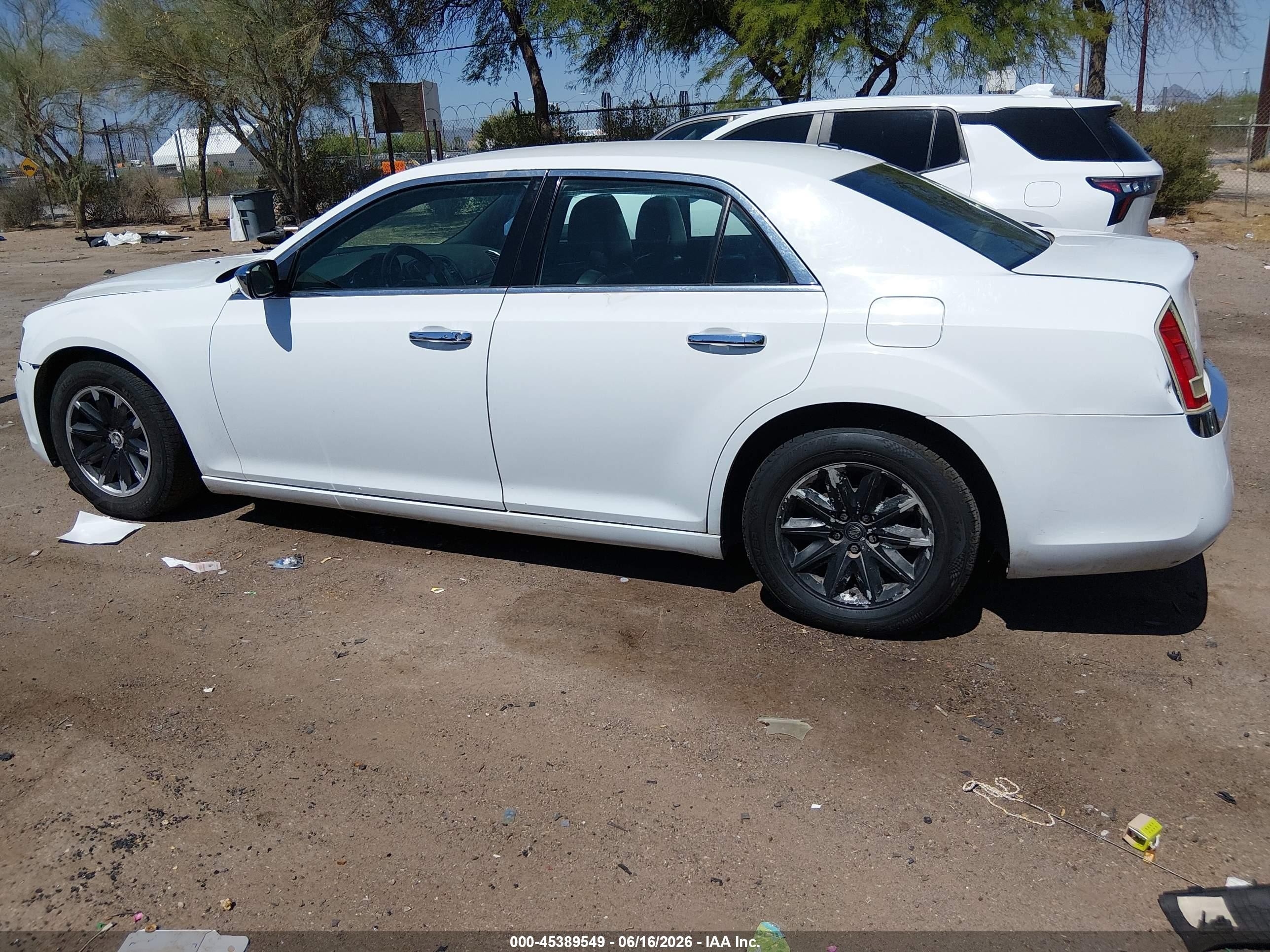 2013 Chrysler 300c   White vin: 2C3CCAEG8DH621587