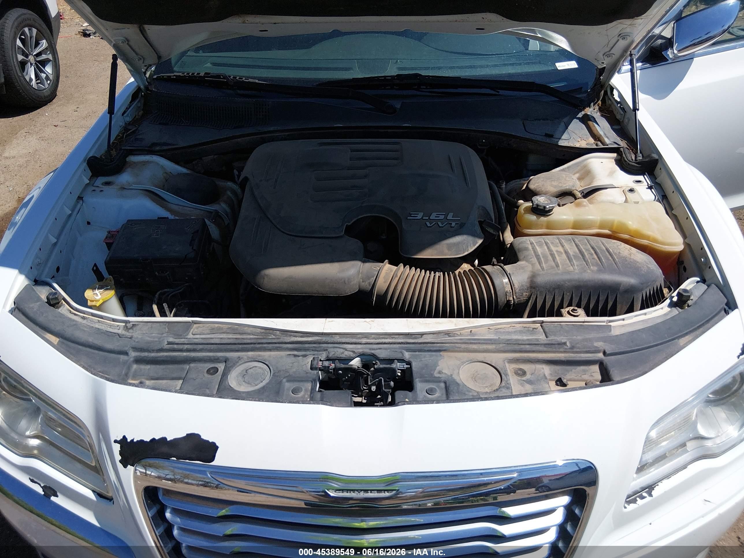 2013 Chrysler 300c   White vin: 2C3CCAEG8DH621587