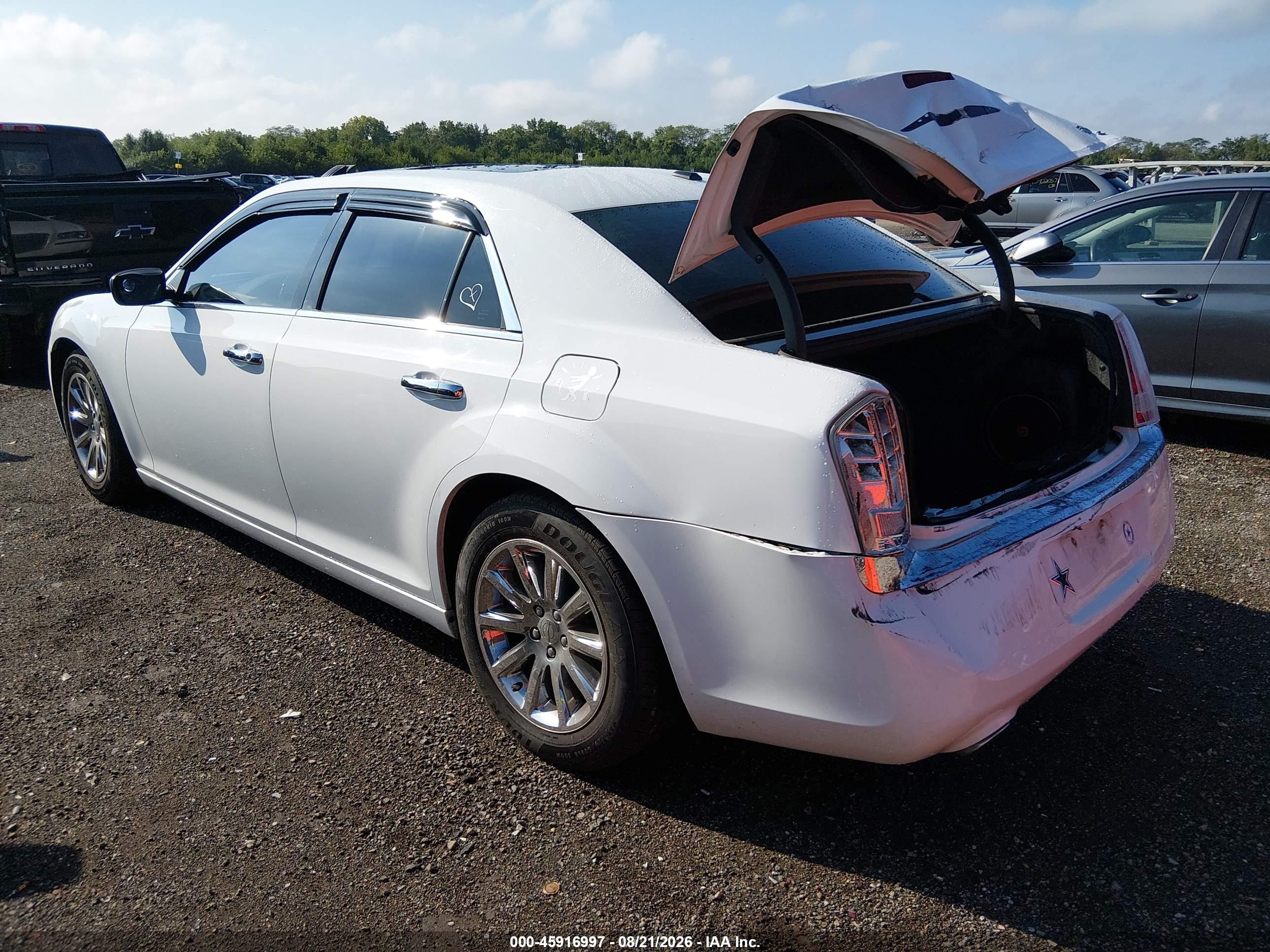 2013 Chrysler 300c   White vin: 2C3CCAEG9DH527945