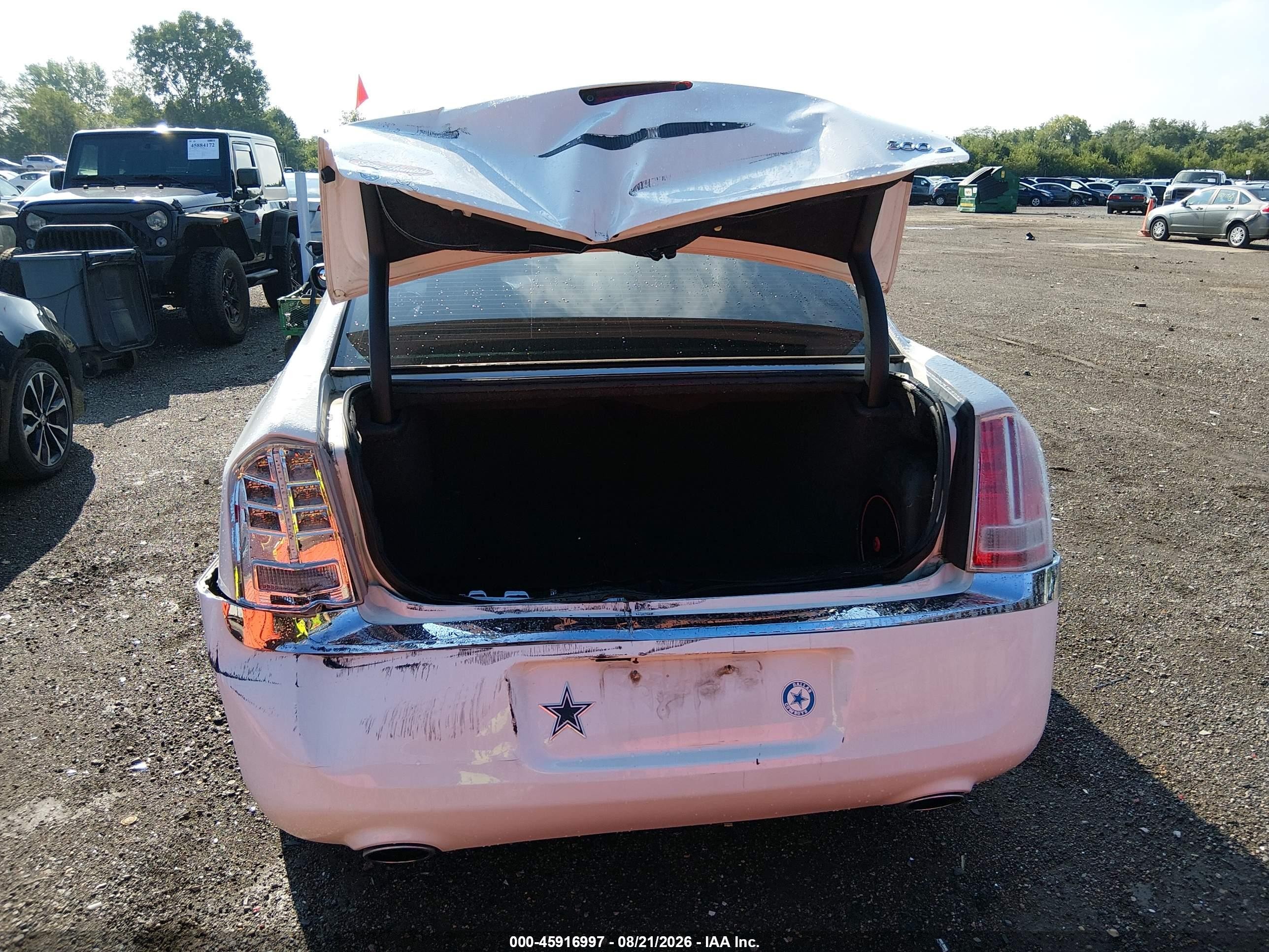 2013 Chrysler 300c   White vin: 2C3CCAEG9DH527945