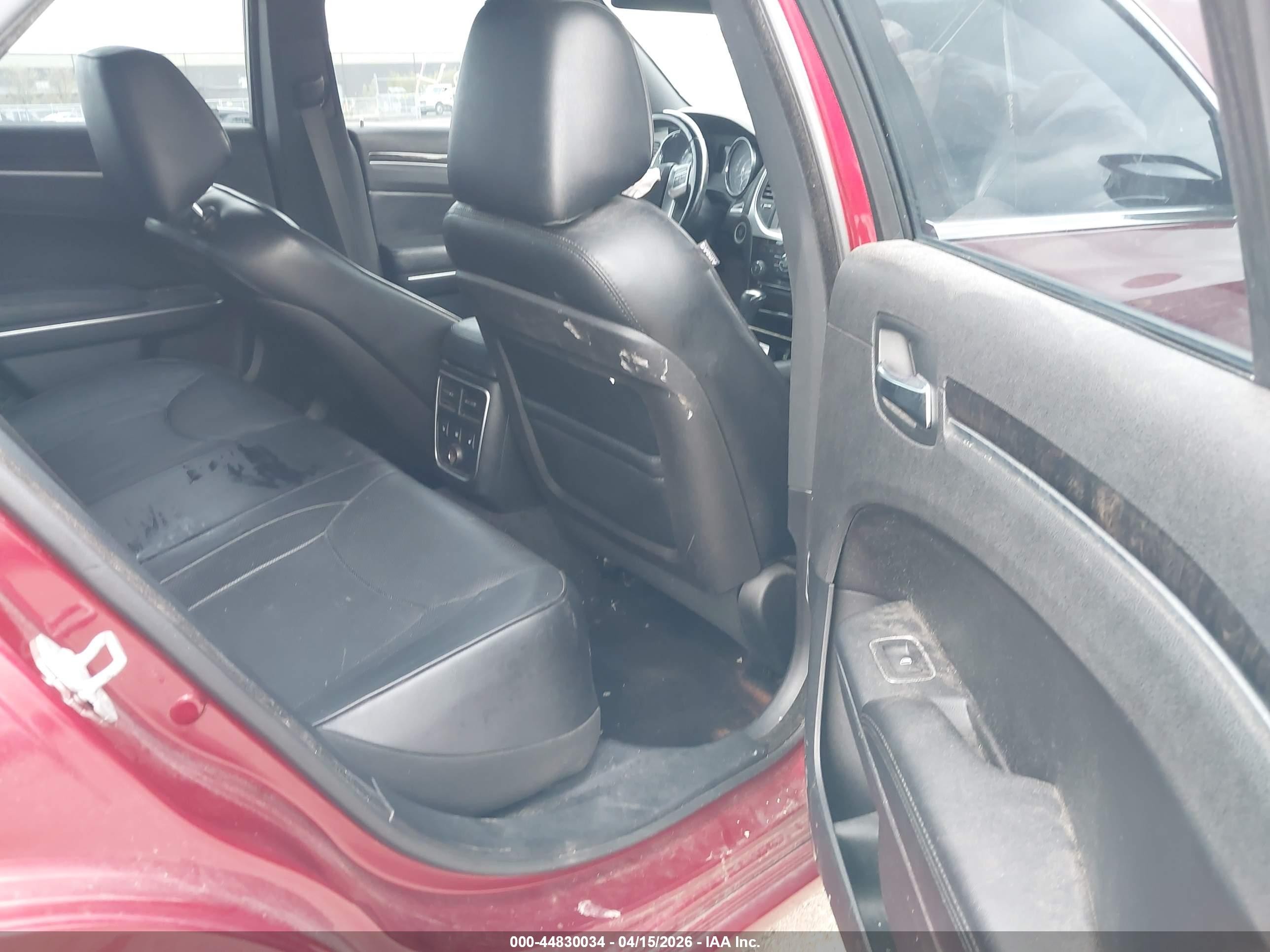 2013 Chrysler 300c   Red vin: 2C3CCAET1DH635344