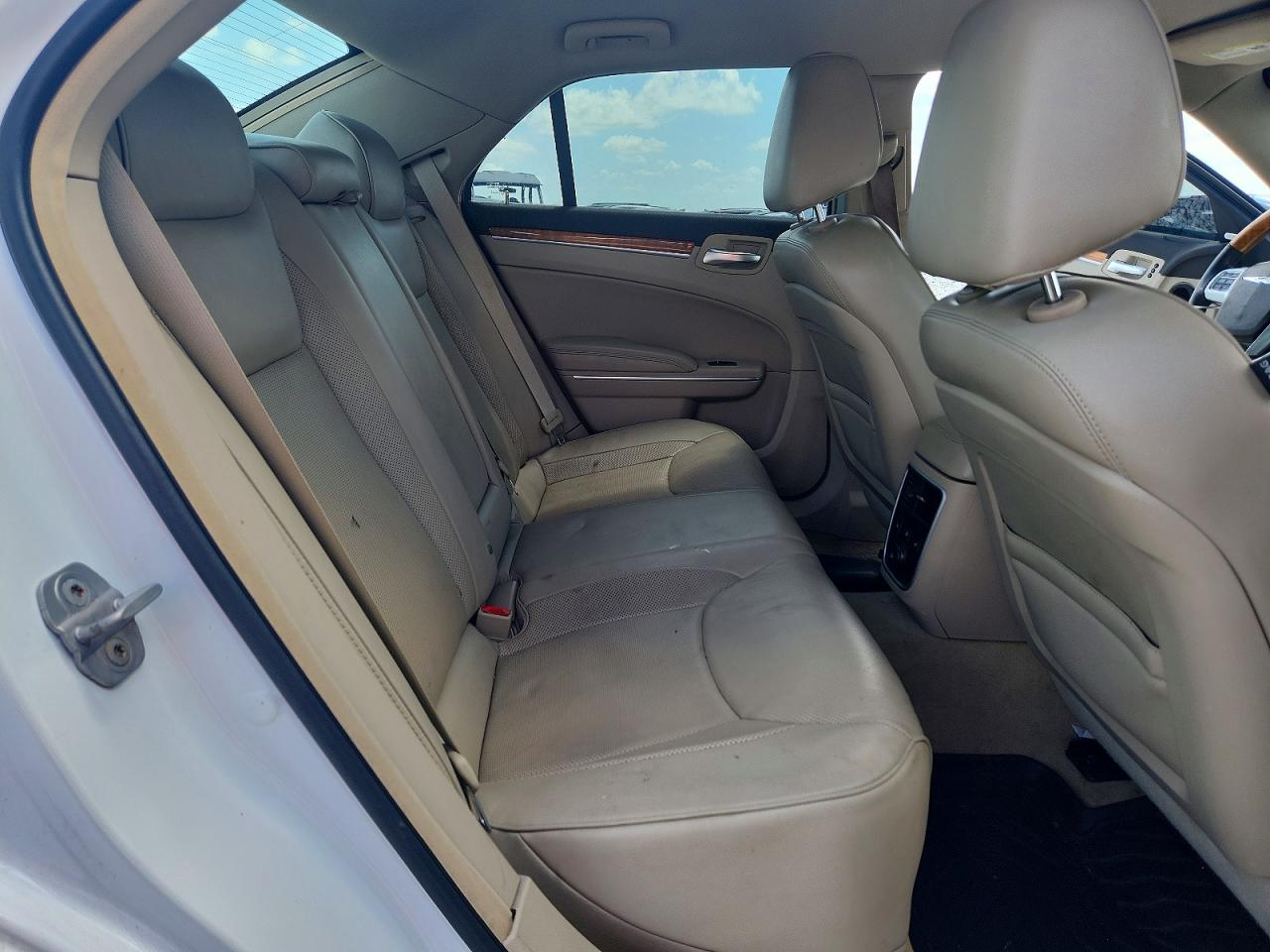 2013 Chrysler 300c White vin: 2C3CCAET2DH577390