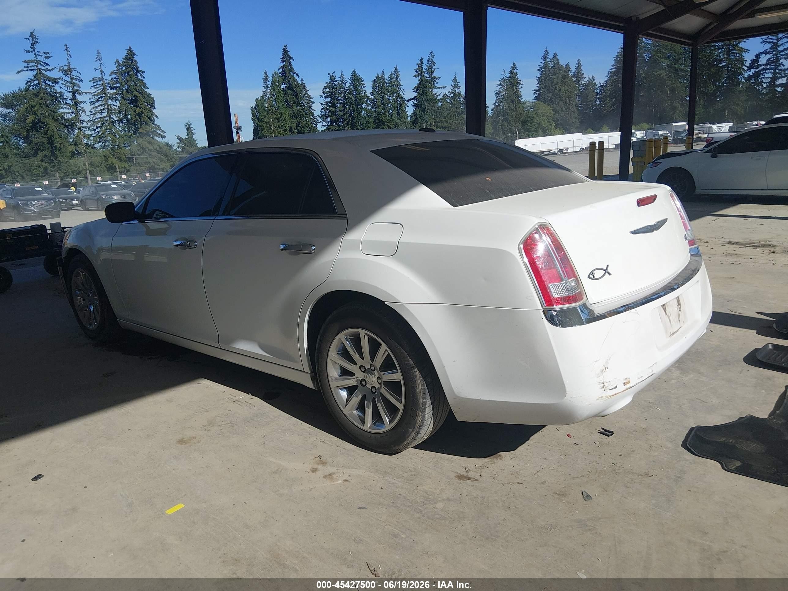 2013 Chrysler 300c   White vin: 2C3CCAET6DH661924