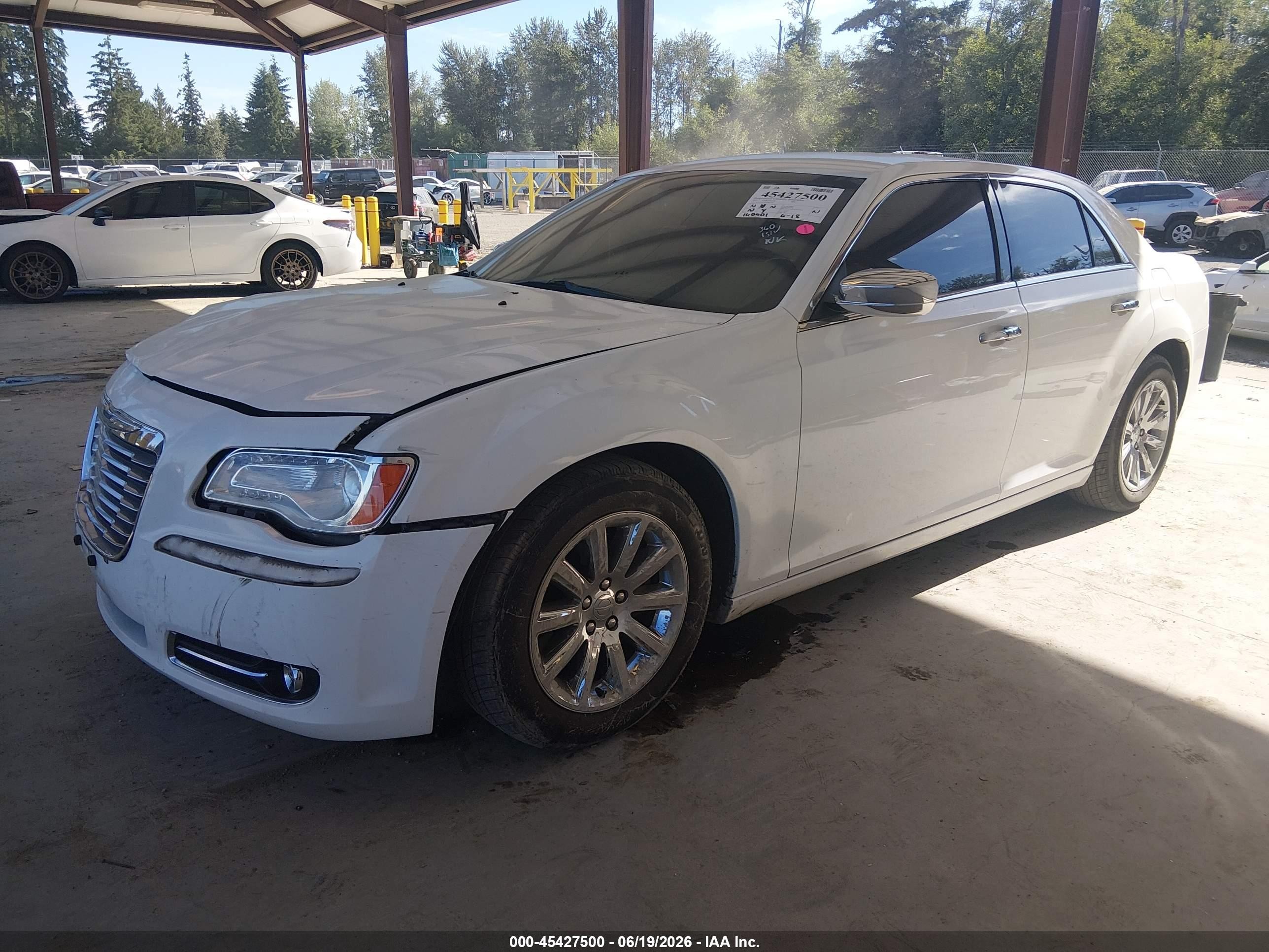2013 Chrysler 300c   White vin: 2C3CCAET6DH661924