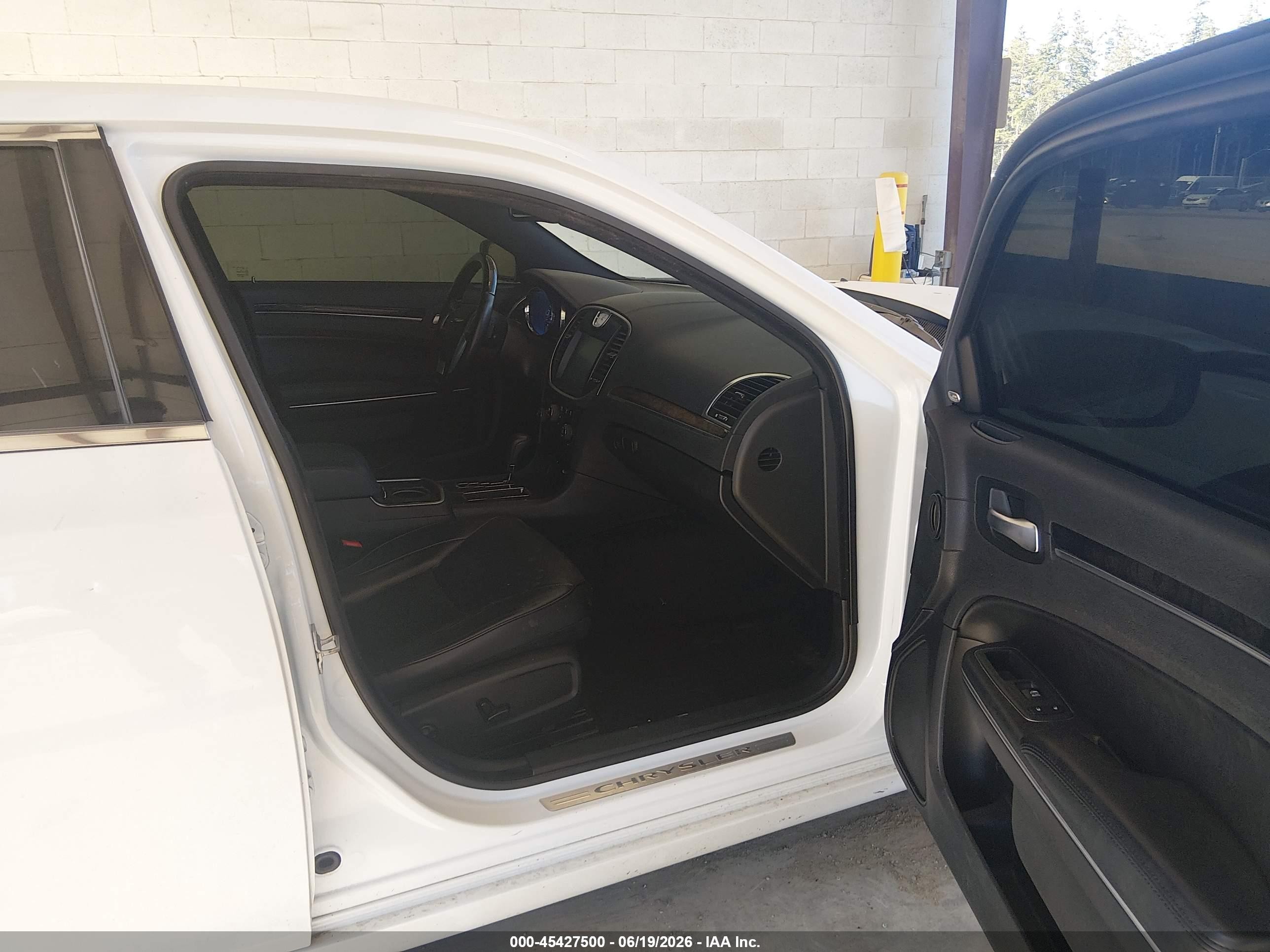 2013 Chrysler 300c   White vin: 2C3CCAET6DH661924