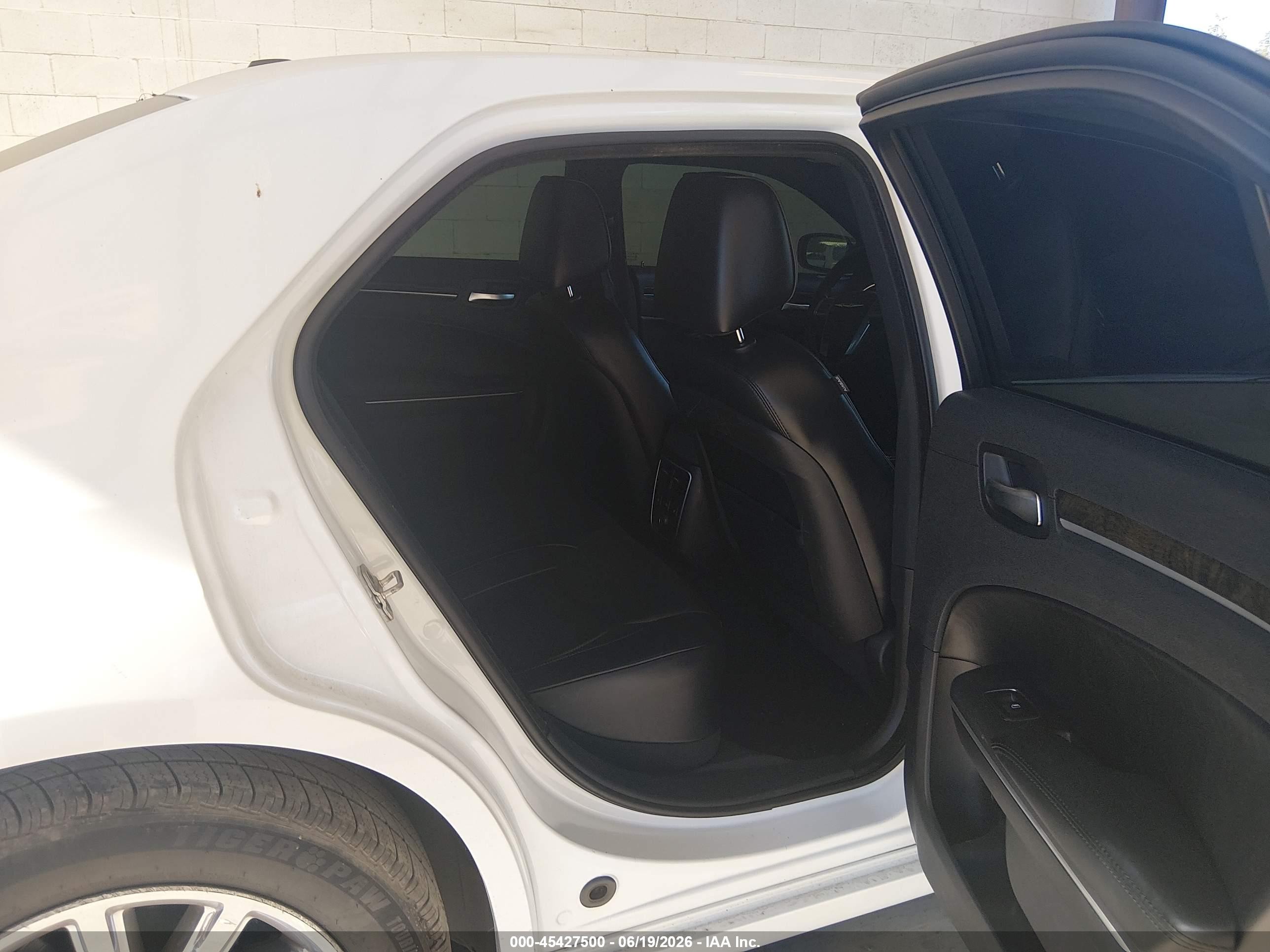 2013 Chrysler 300c   White vin: 2C3CCAET6DH661924