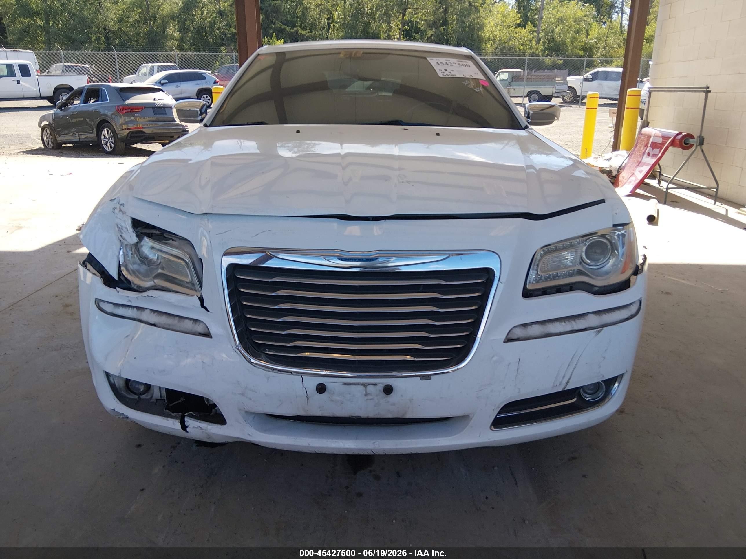 2013 Chrysler 300c   White vin: 2C3CCAET6DH661924