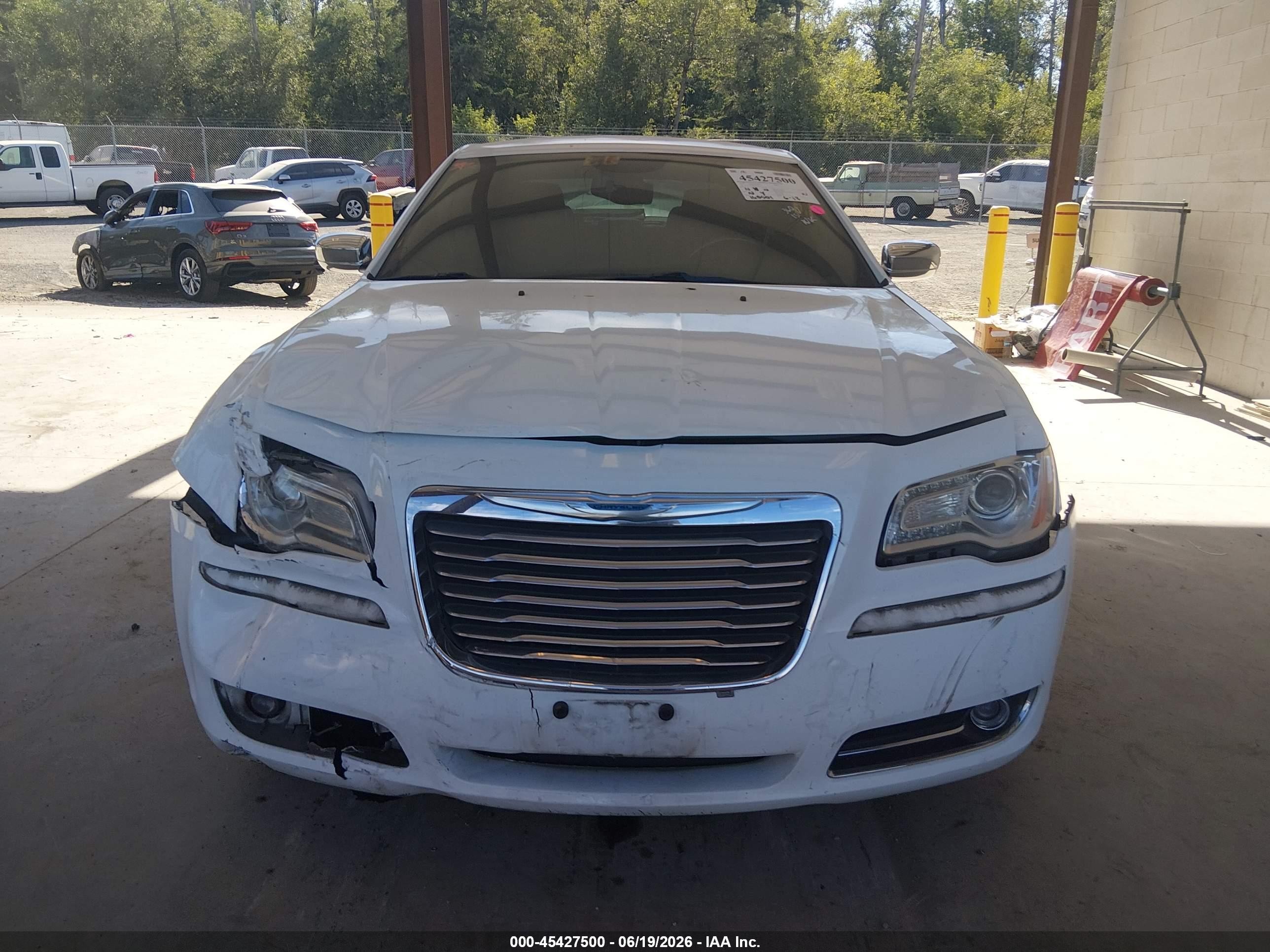 2013 Chrysler 300c   White vin: 2C3CCAET6DH661924