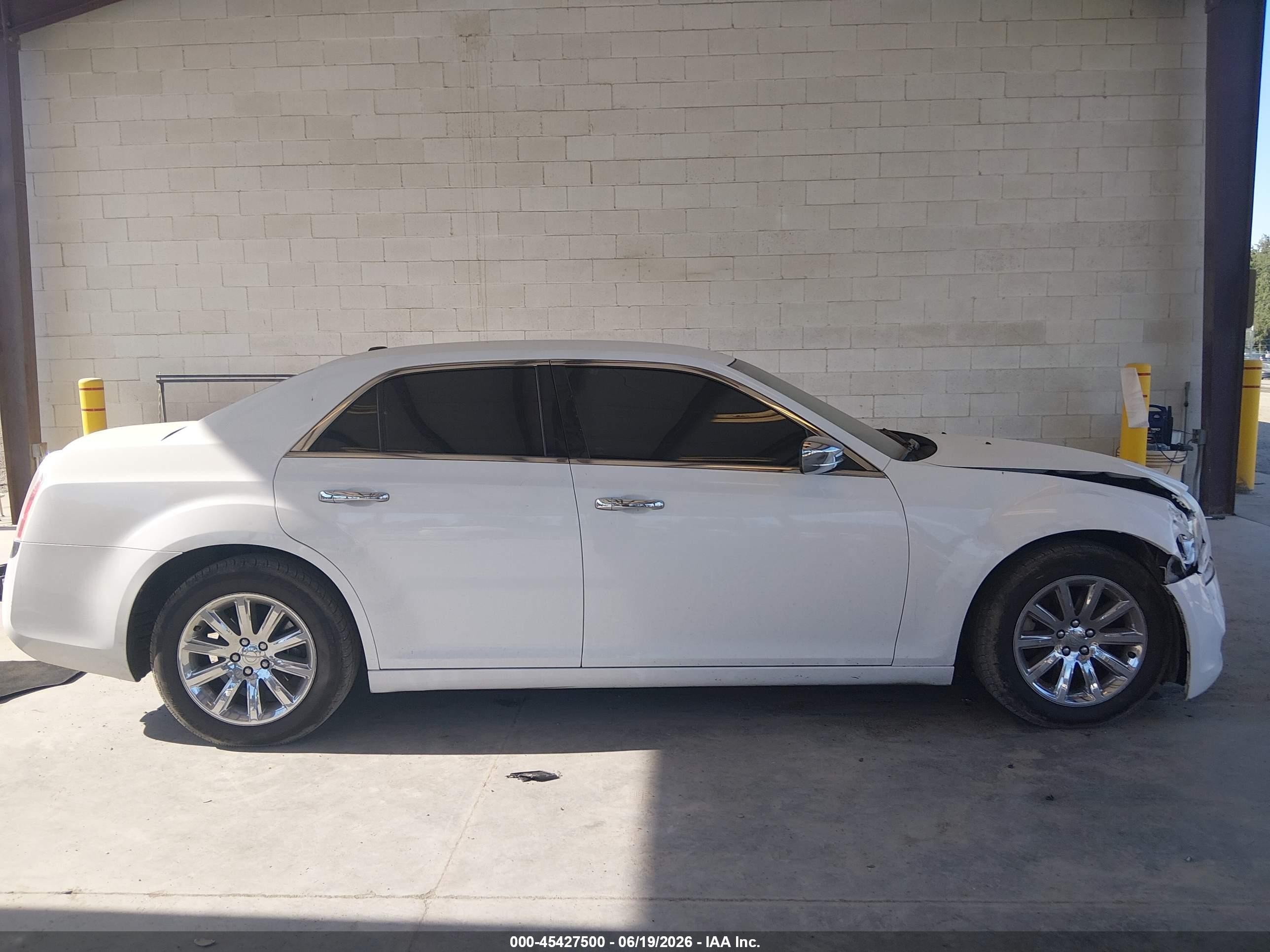 2013 Chrysler 300c   White vin: 2C3CCAET6DH661924