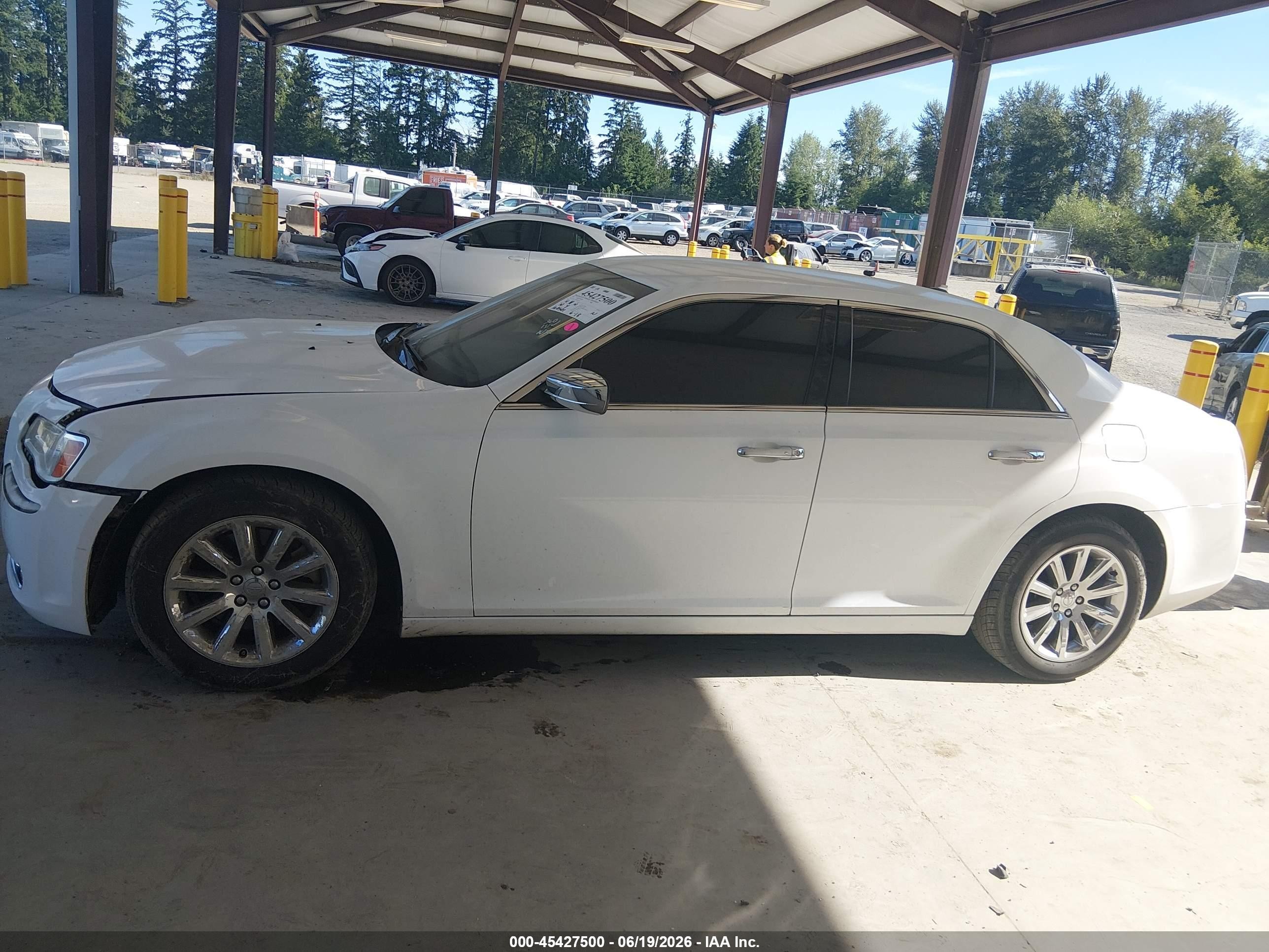 2013 Chrysler 300c   White vin: 2C3CCAET6DH661924