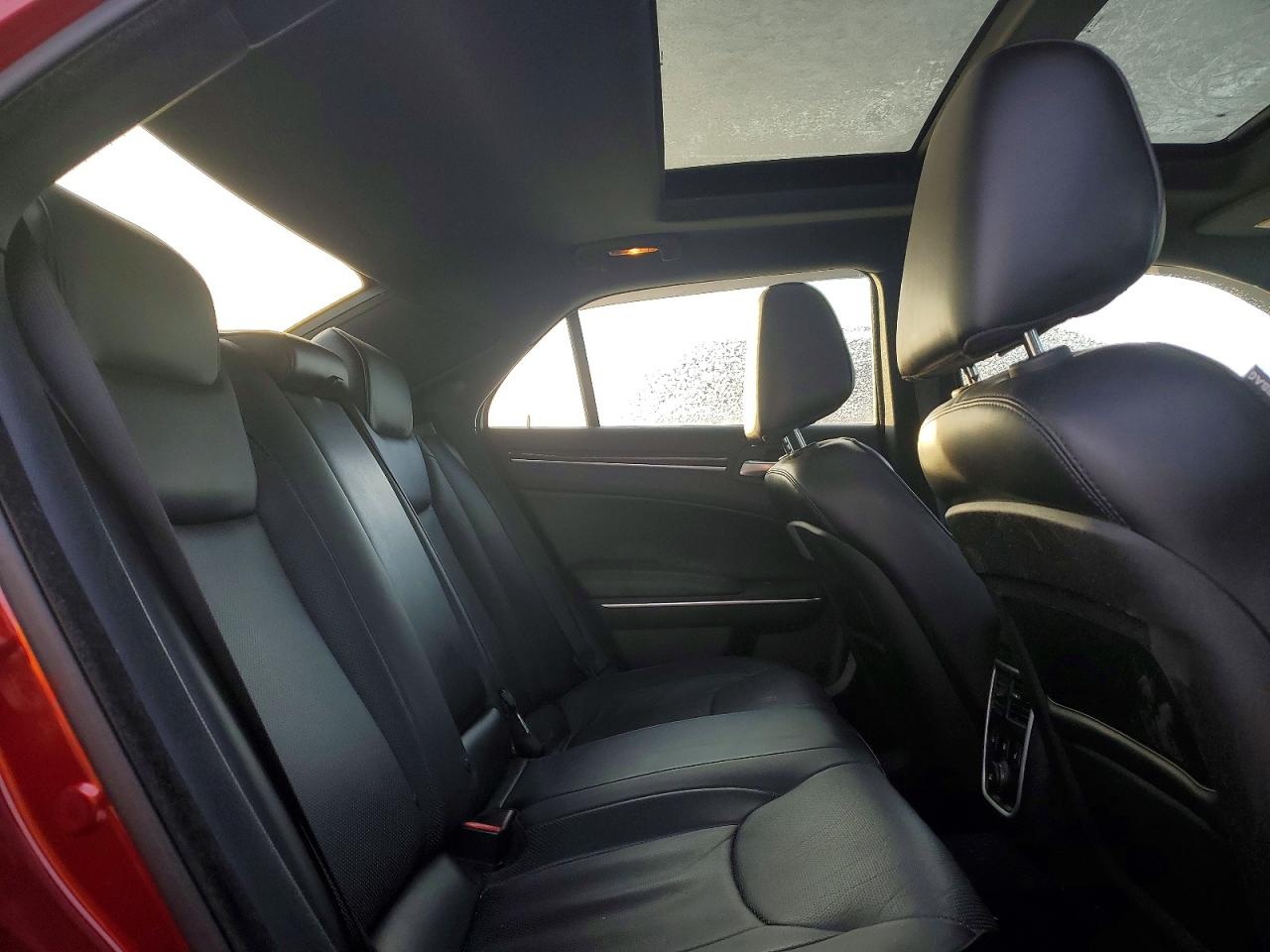 2014 Chrysler 300c Red vin: 2C3CCAET7EH190089