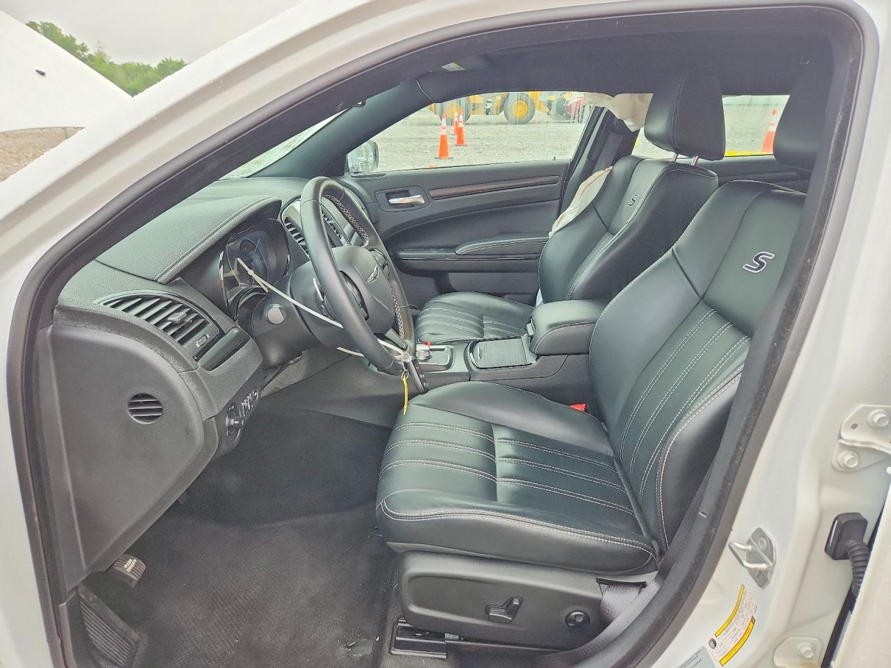 2015 Chrysler 300 S White vin: 2C3CCAGG1FH854095