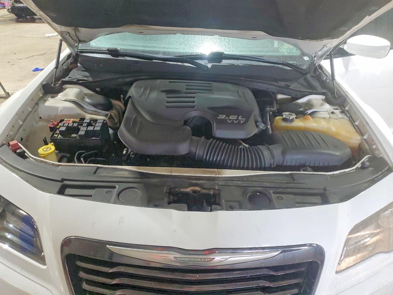 2014 Chrysler 300 S White vin: 2C3CCAGG7EH384461