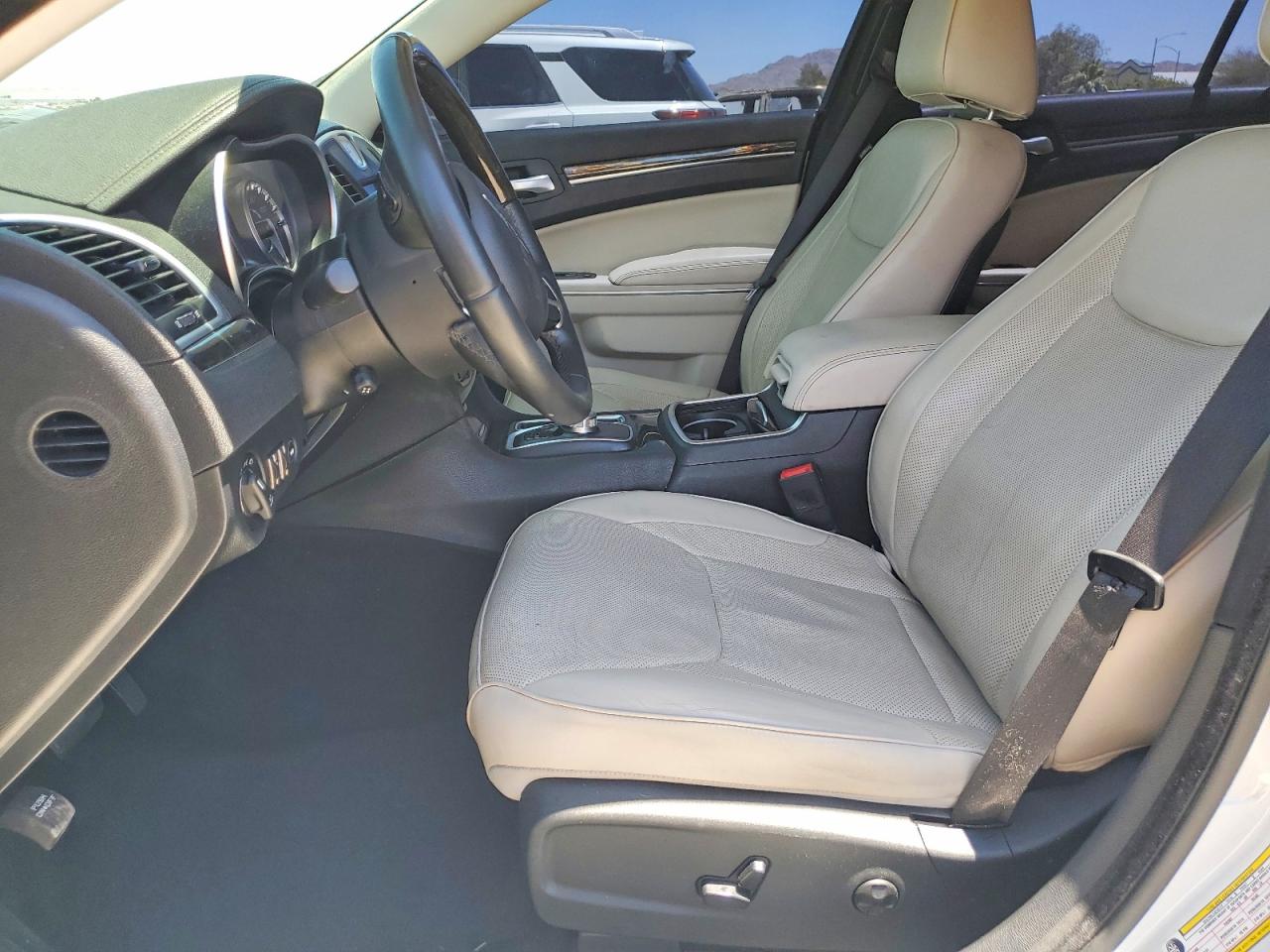 2015 Chrysler 300c White vin: 2C3CCAKG1FH876492