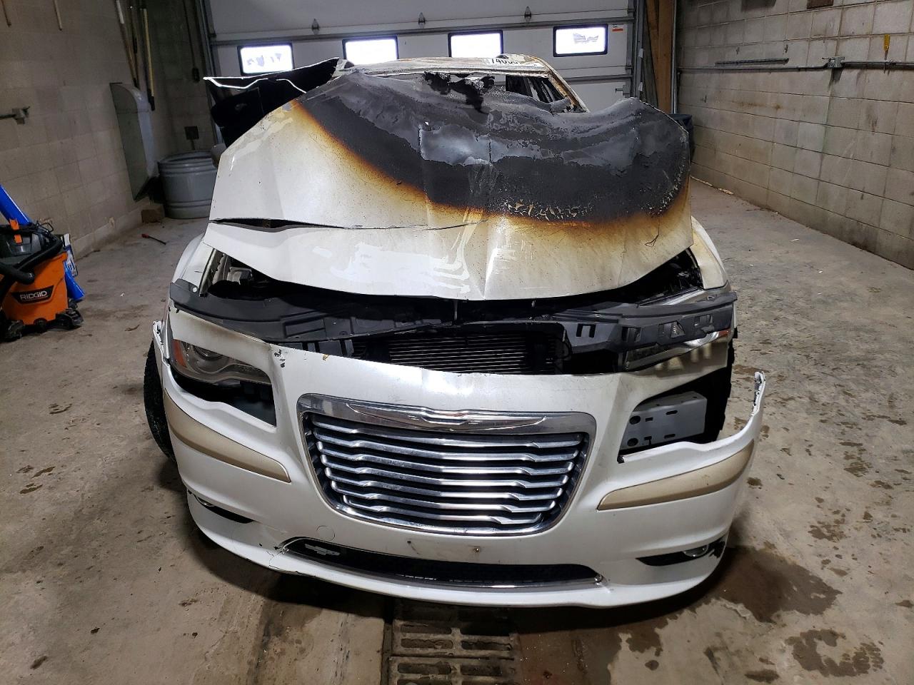 2012 Chrysler 300c White vin: 2C3CCAKT3CH143370