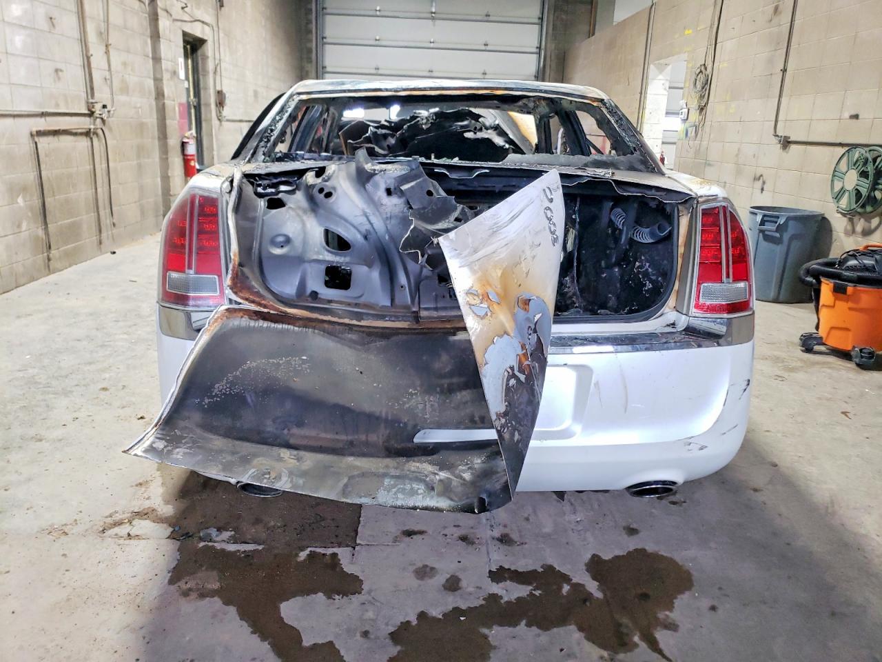 2012 Chrysler 300c White vin: 2C3CCAKT3CH143370