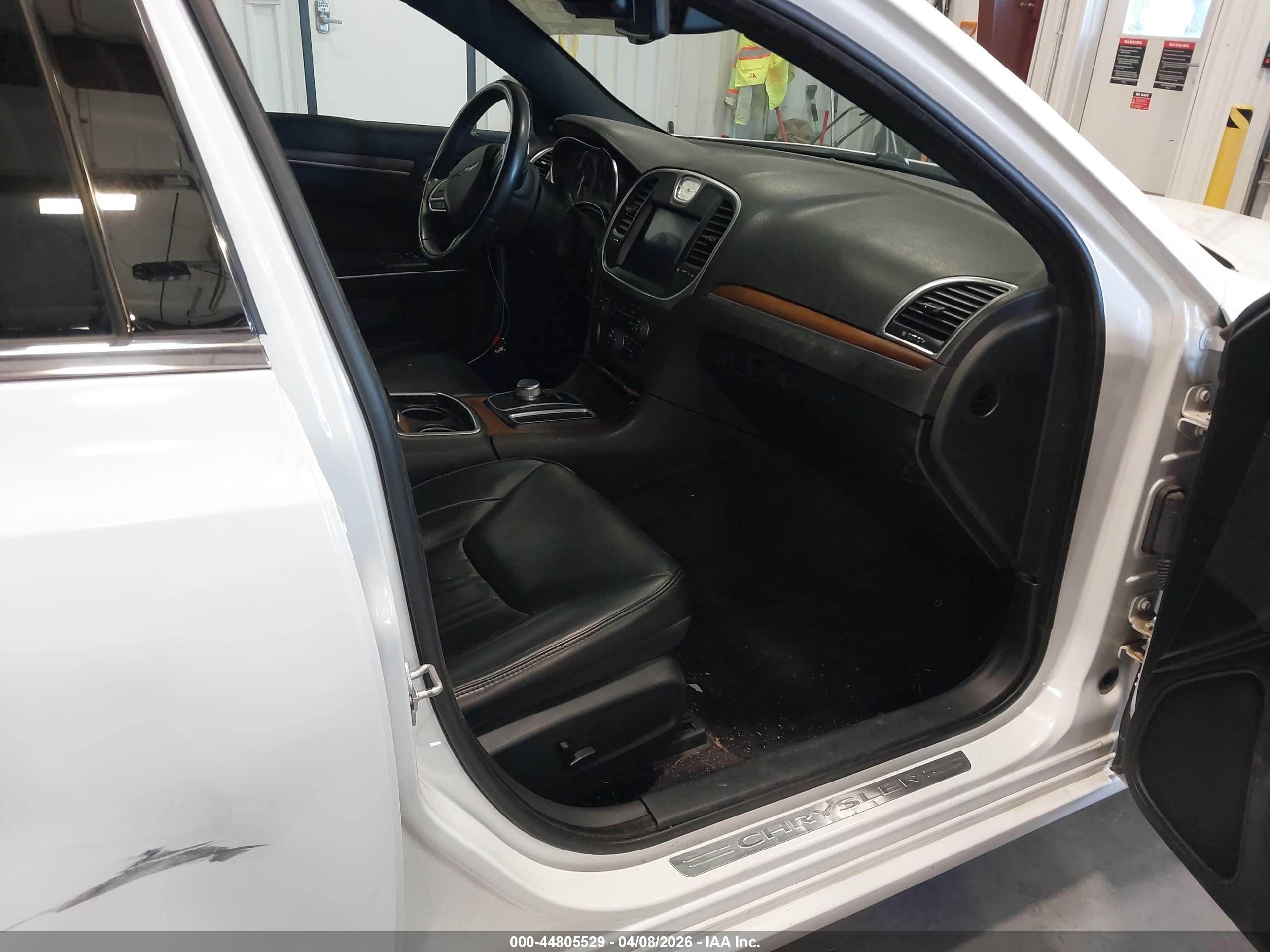 2018 Chrysler 300 C White vin: 2C3CCAPT2JH223829