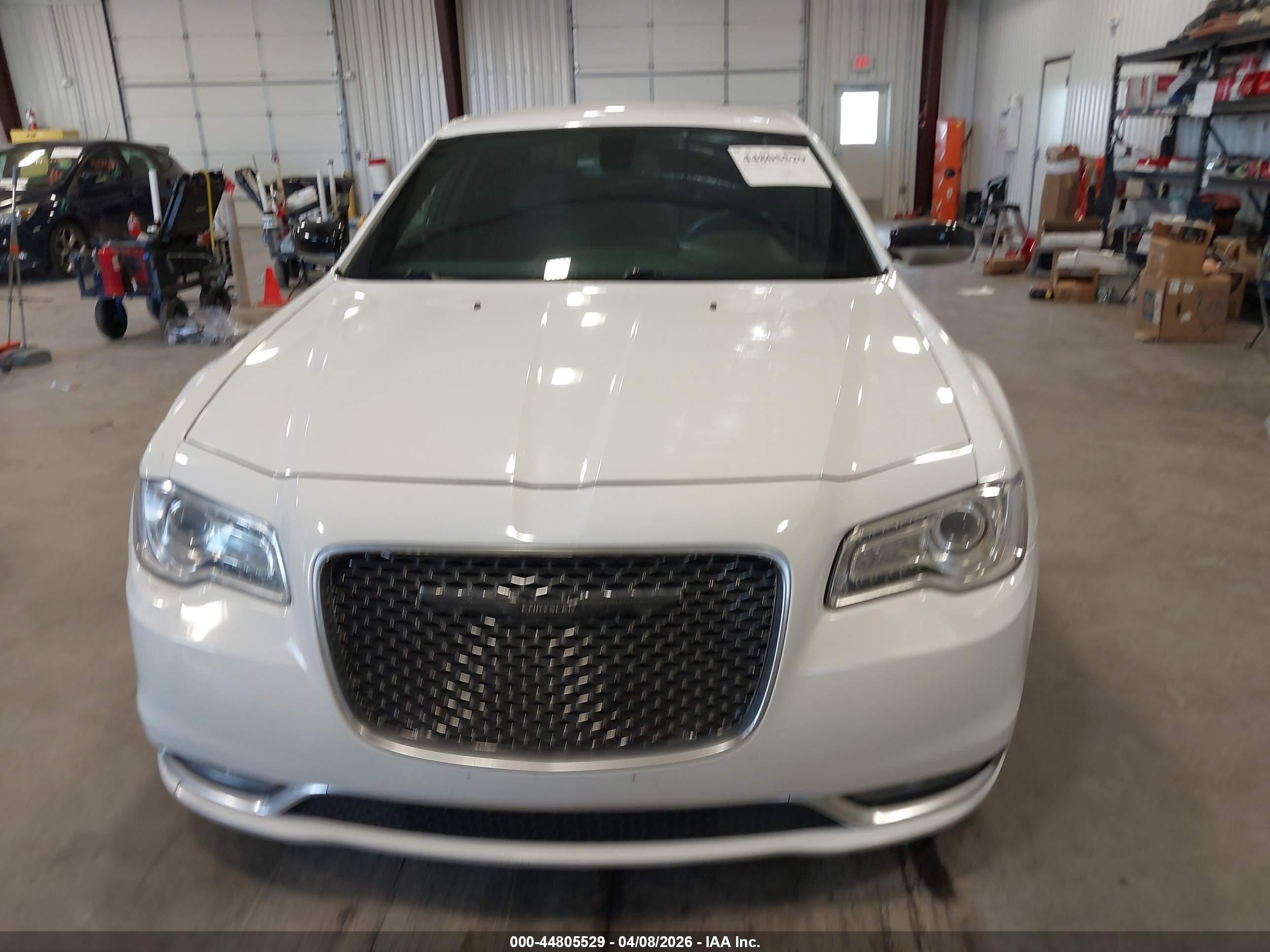 2018 Chrysler 300 C White vin: 2C3CCAPT2JH223829