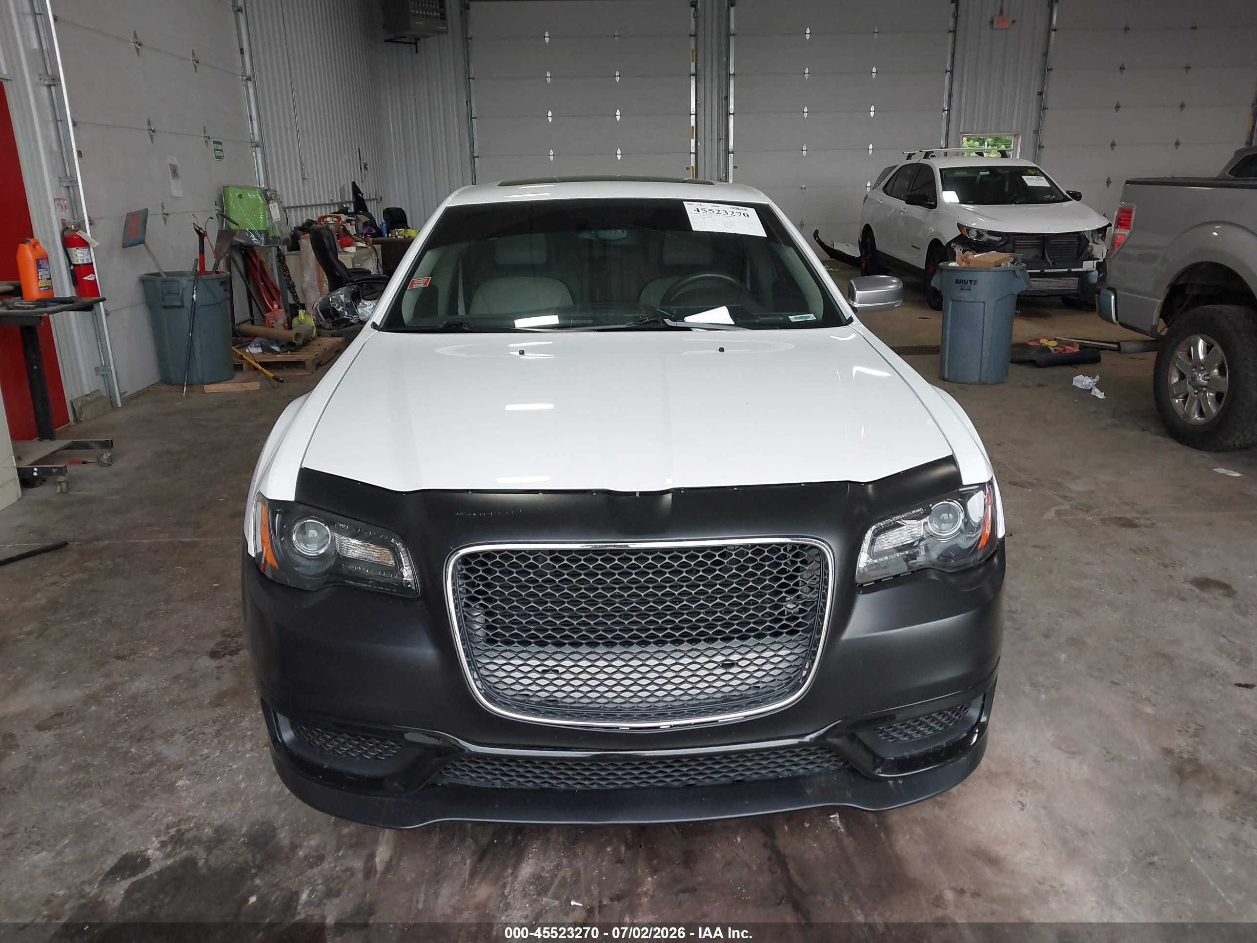 2012 Chrysler 300c Luxury Series White vin: 2C3CCAPT8CH289501