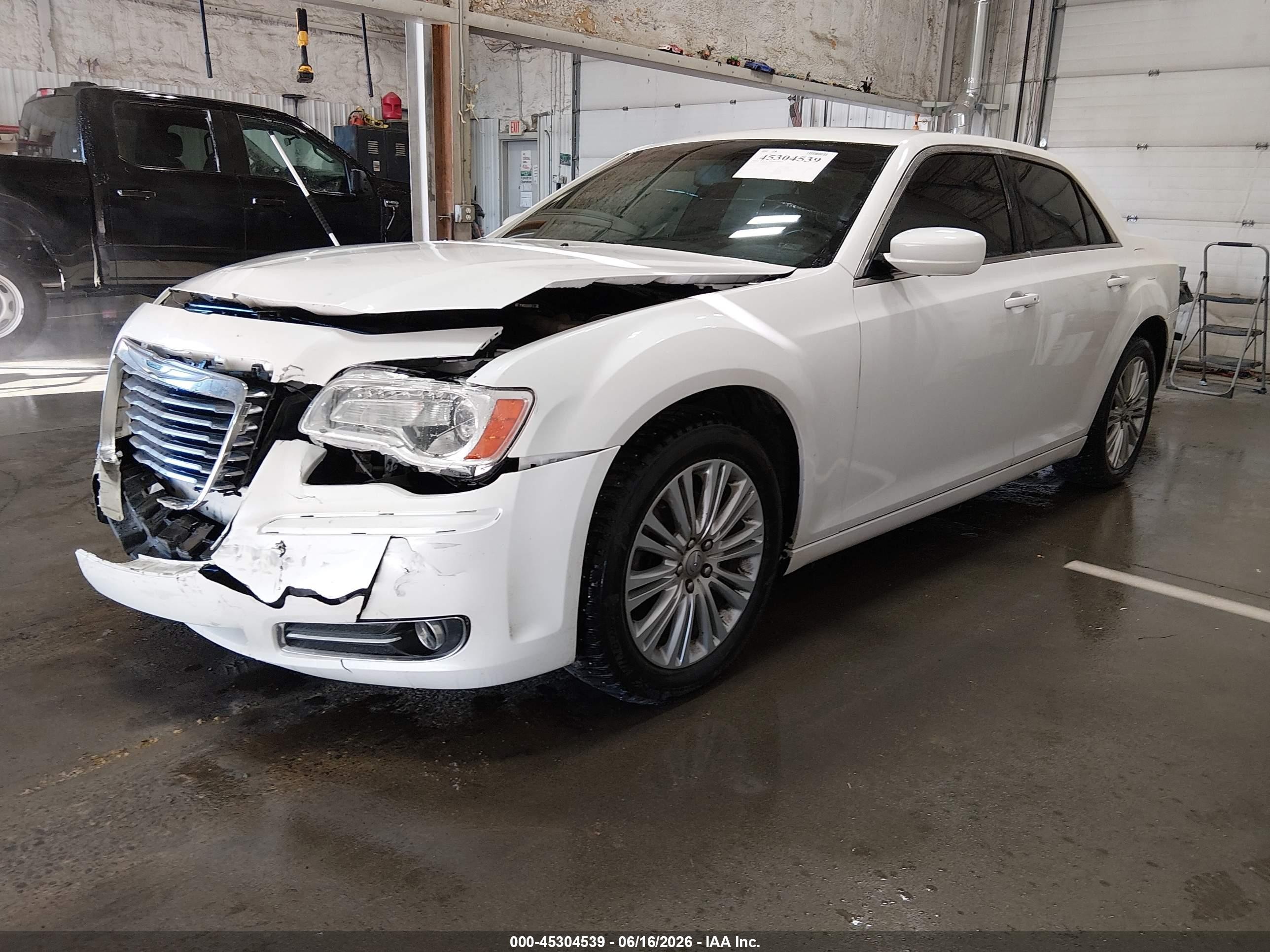 2014 Chrysler 300   White vin: 2C3CCARG0EH306214