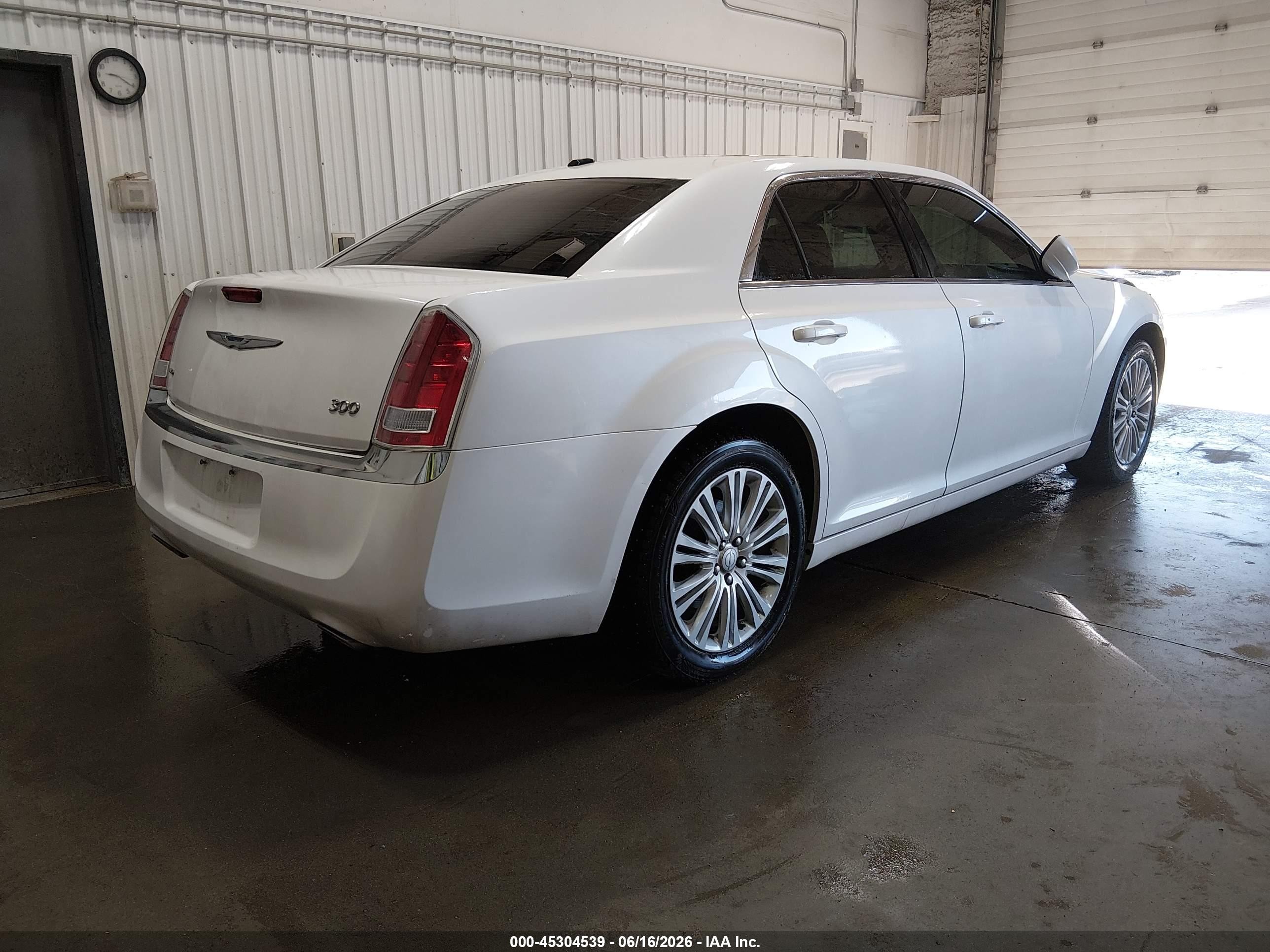 2014 Chrysler 300   White vin: 2C3CCARG0EH306214