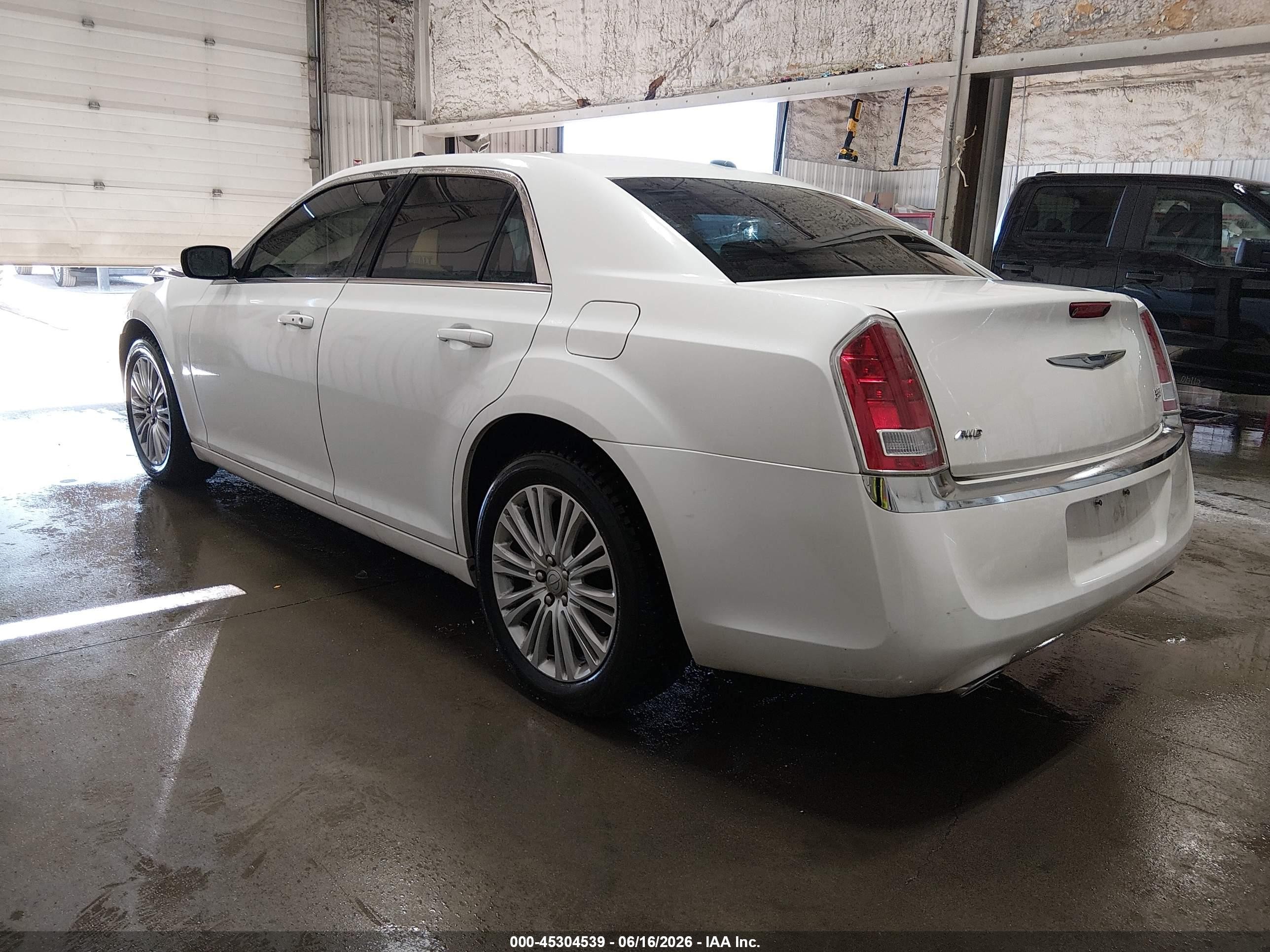 2014 Chrysler 300   White vin: 2C3CCARG0EH306214