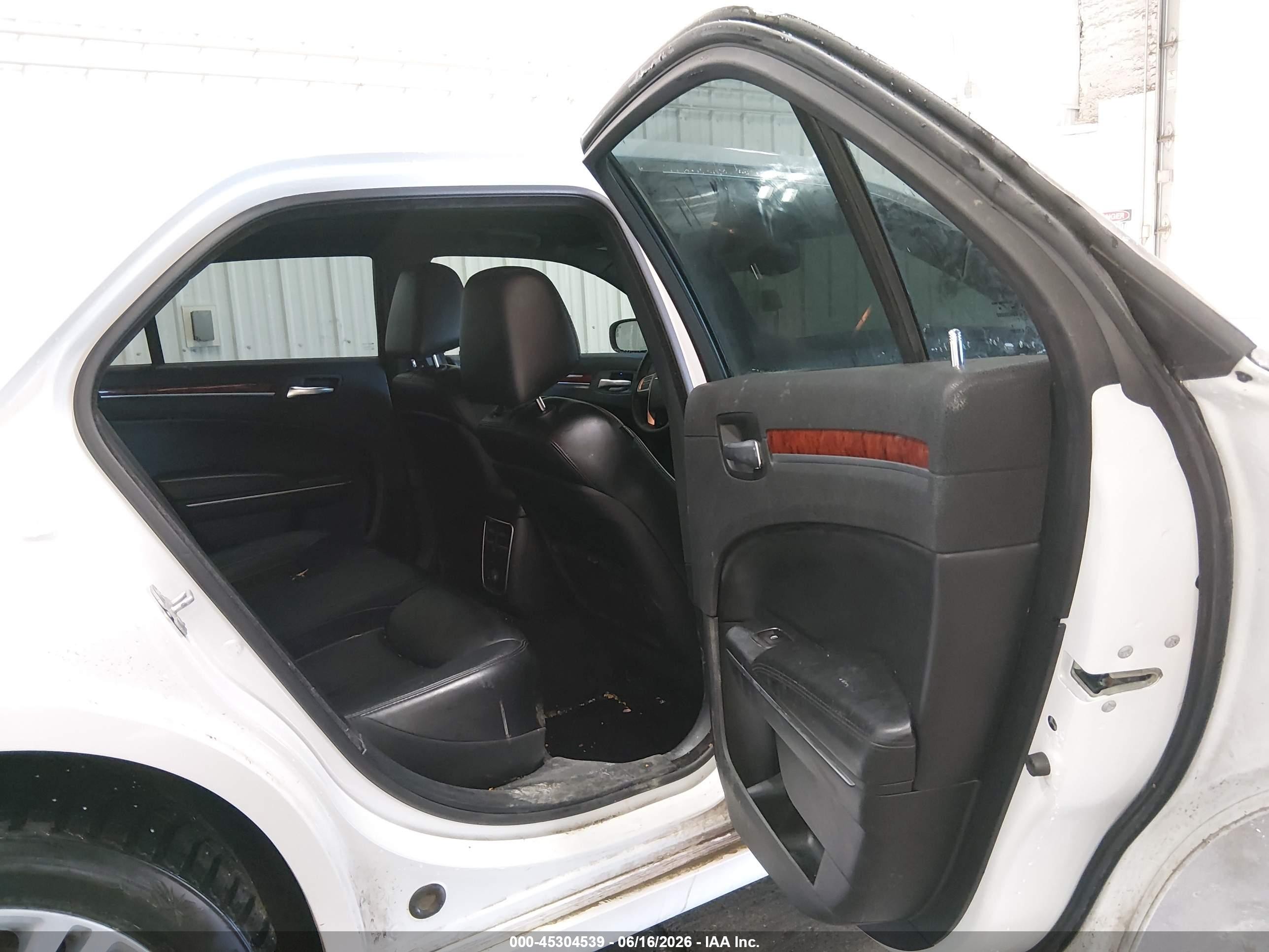 2014 Chrysler 300   White vin: 2C3CCARG0EH306214