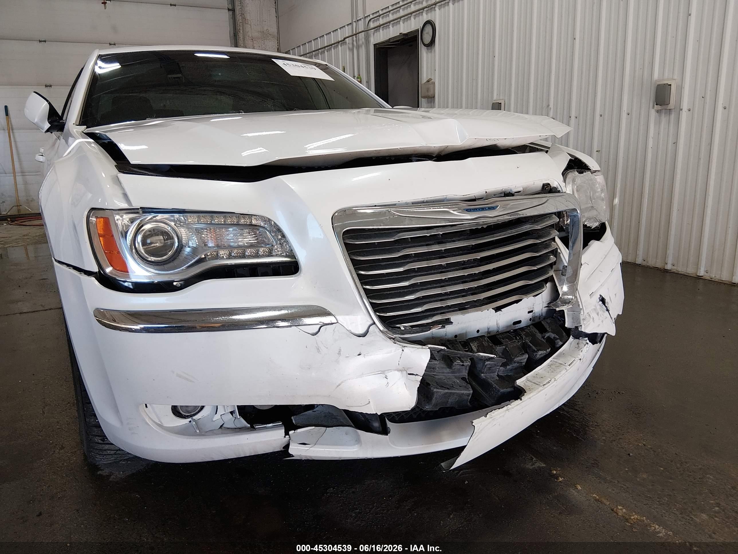 2014 Chrysler 300   White vin: 2C3CCARG0EH306214