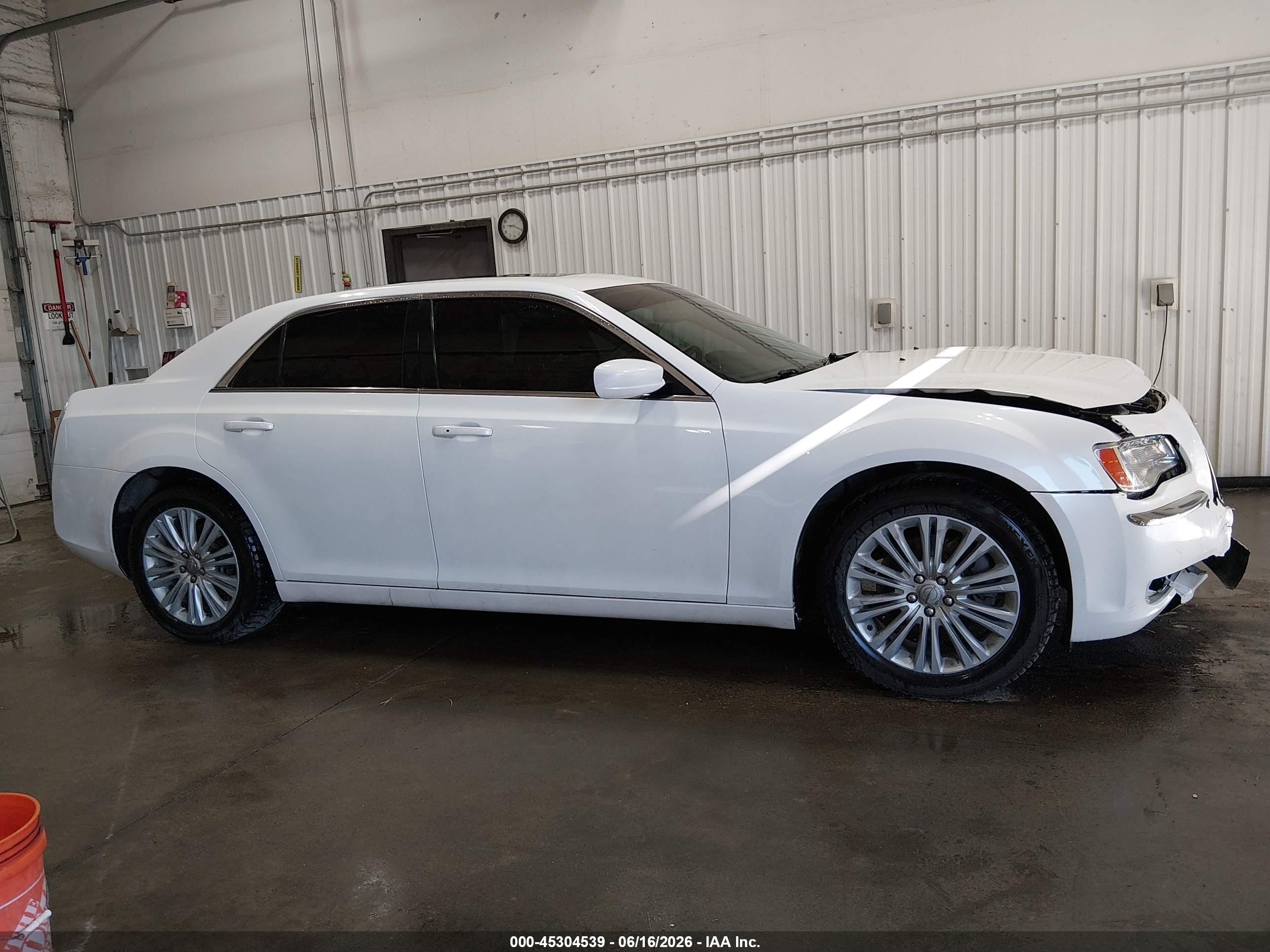 2014 Chrysler 300   White vin: 2C3CCARG0EH306214