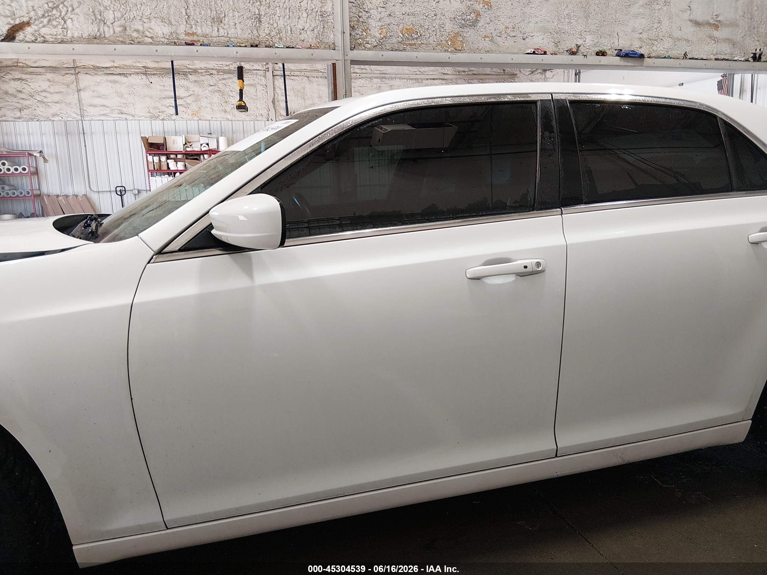 2014 Chrysler 300   White vin: 2C3CCARG0EH306214