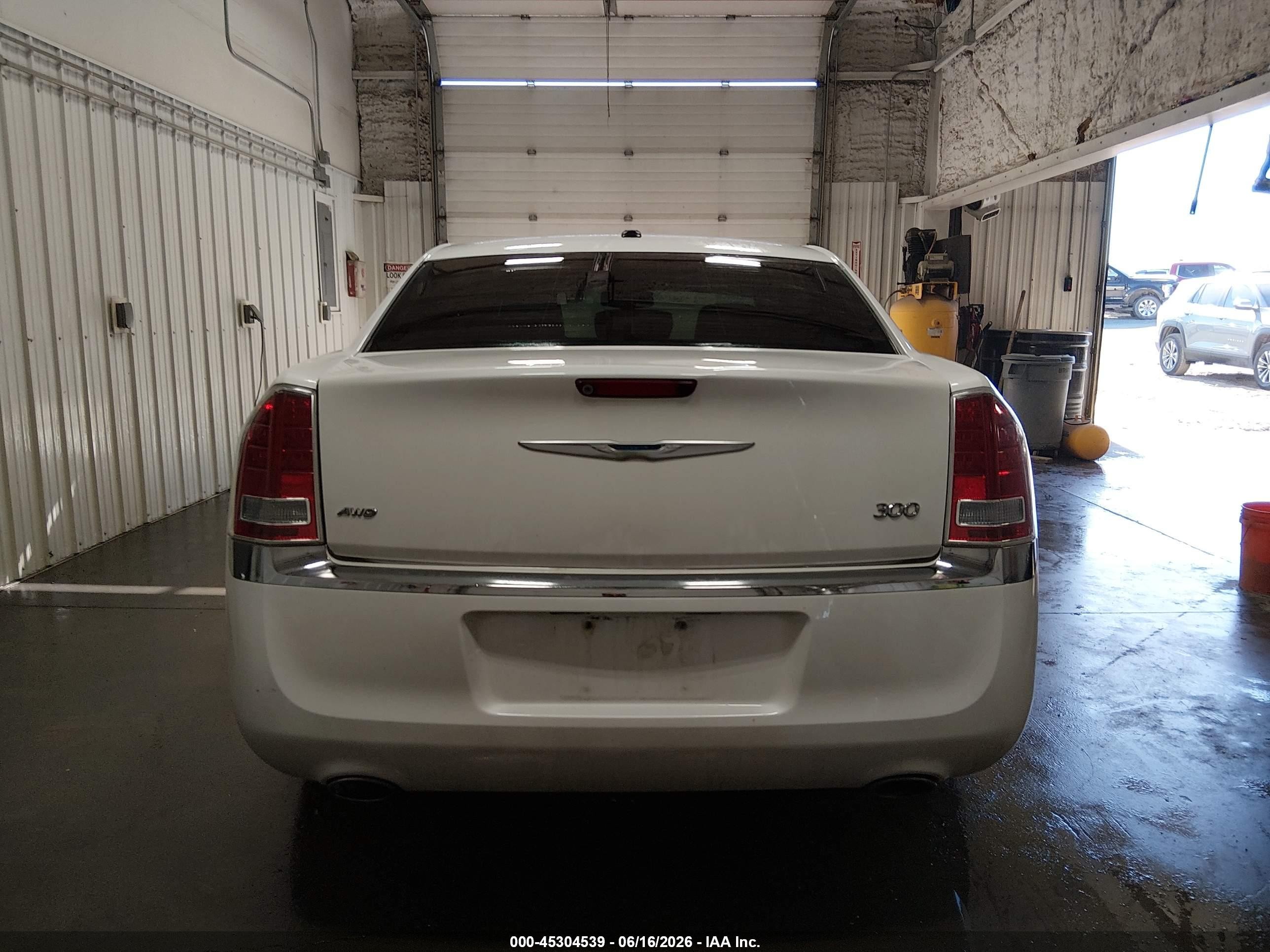 2014 Chrysler 300   White vin: 2C3CCARG0EH306214