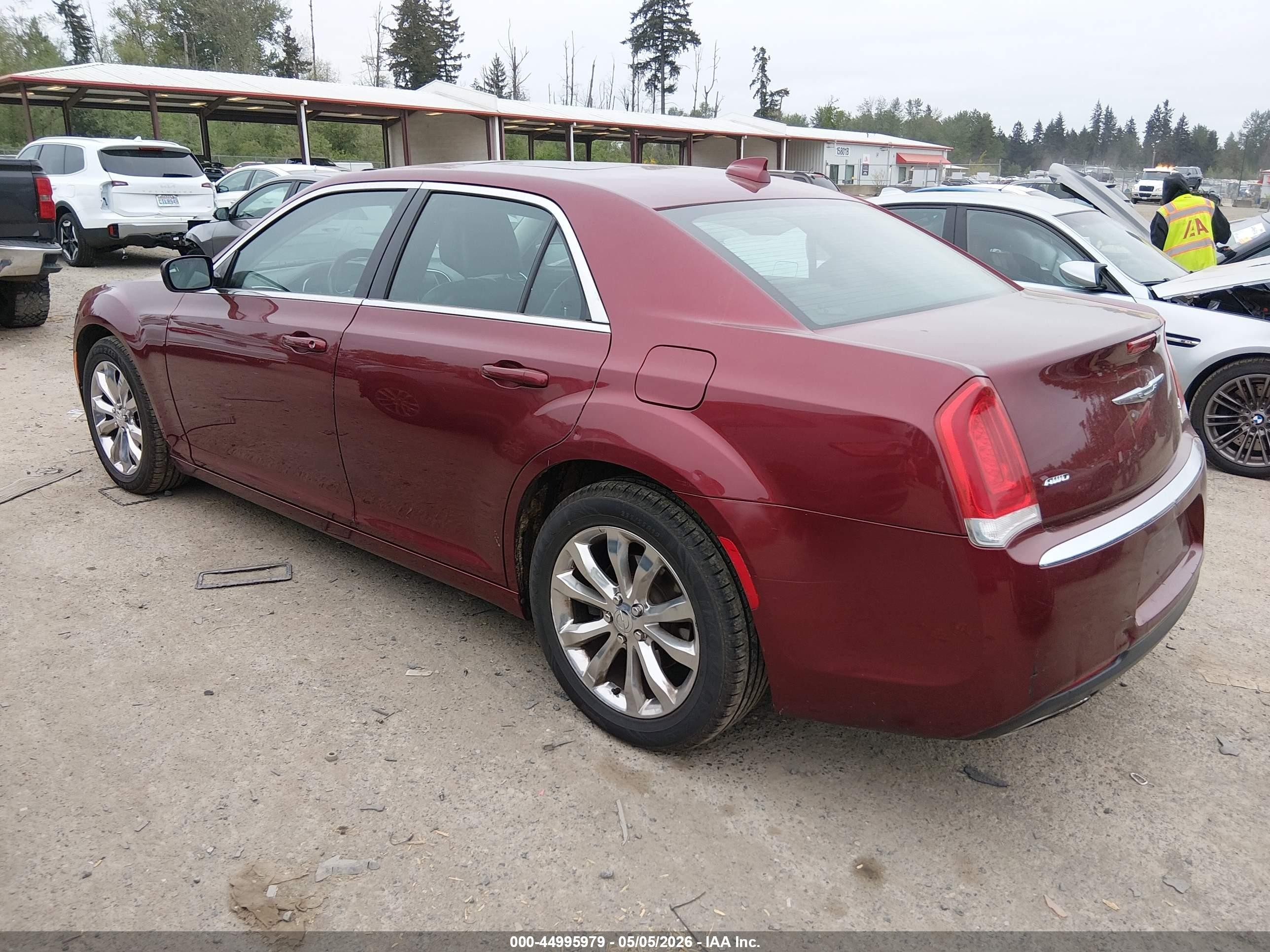 2015 Chrysler 300 Limited Burgundy vin: 2C3CCARG0FH820517