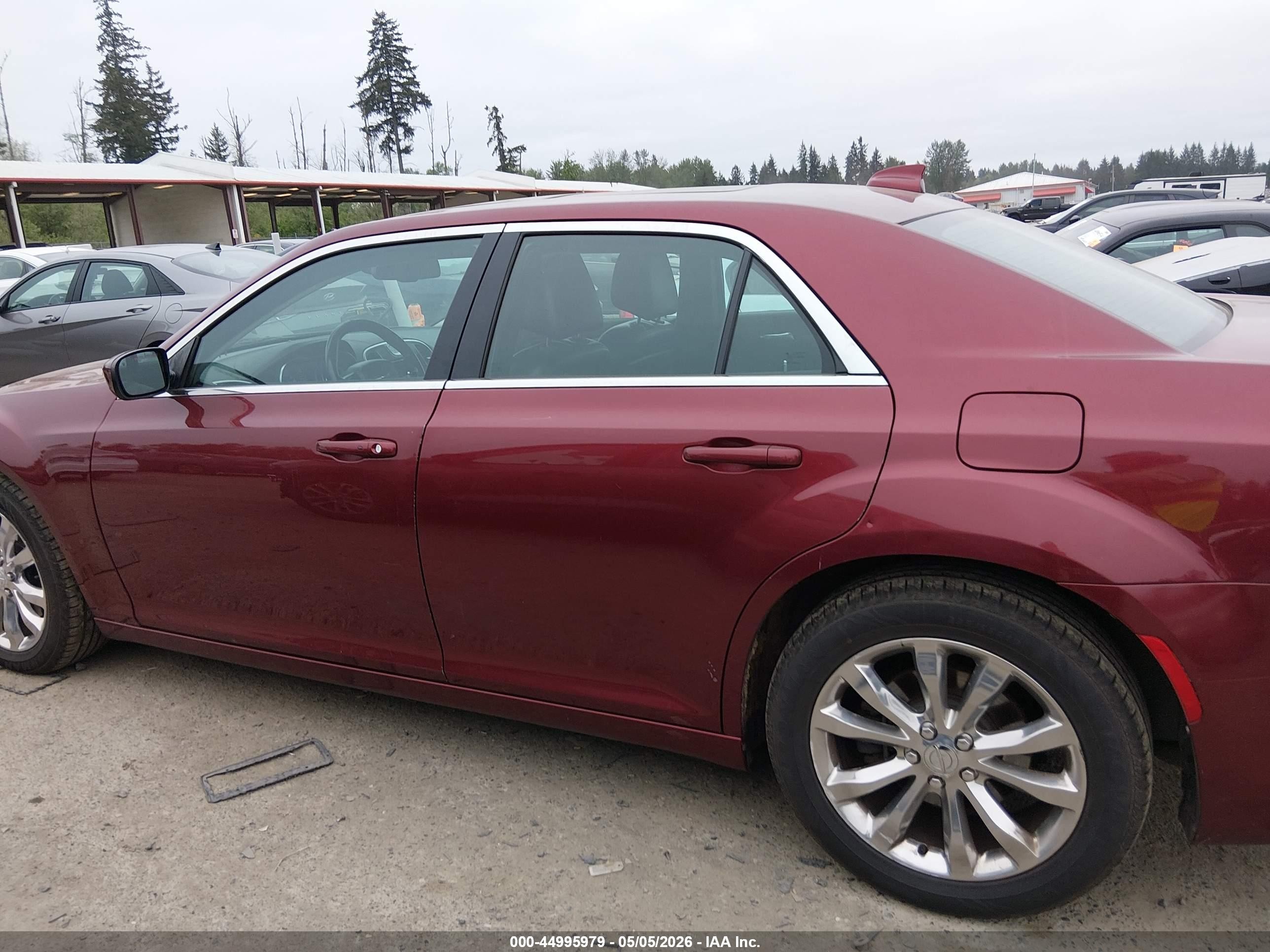 2015 Chrysler 300 Limited Burgundy vin: 2C3CCARG0FH820517