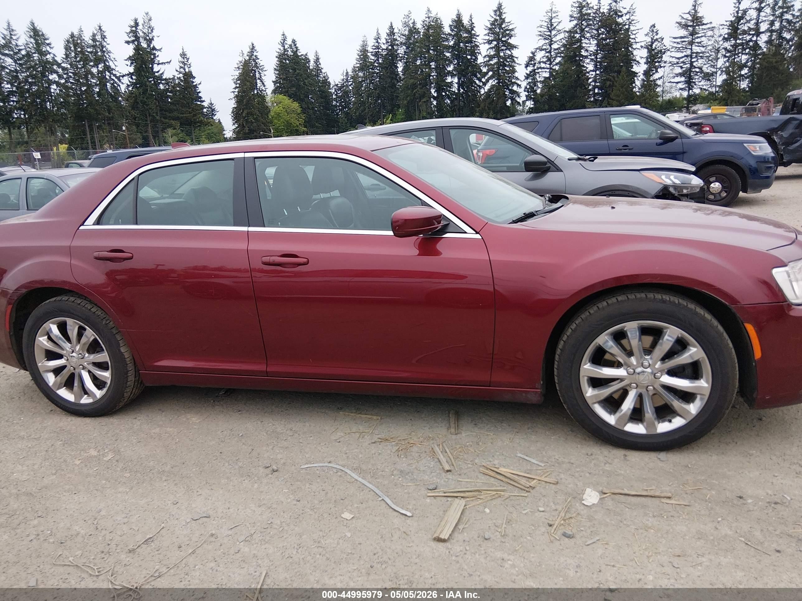 2015 Chrysler 300 Limited Burgundy vin: 2C3CCARG0FH820517
