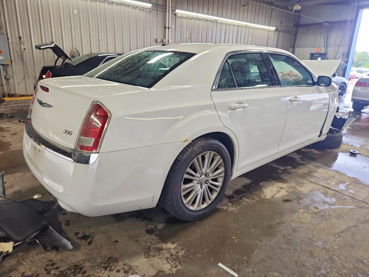 2013 Chrysler 300 White vin: 2C3CCARG1DH716048